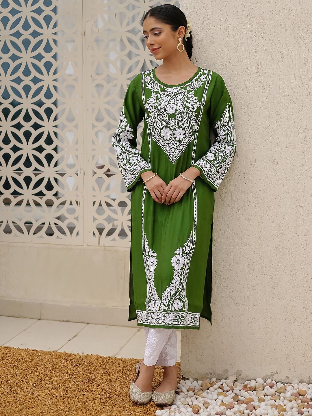 HOUSE OF KARI Floral Embroidered Chikankari Straight Kurta