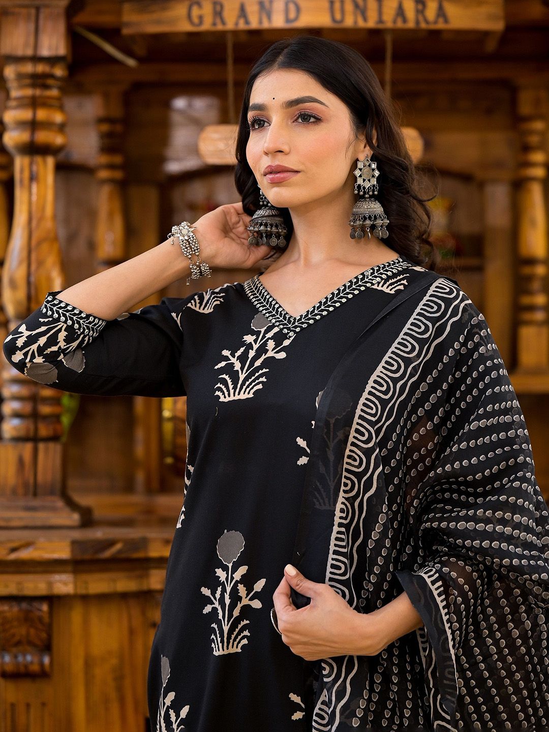 Motif etnik Kalini dicetak kurta lurus dengan seluar & dupatta