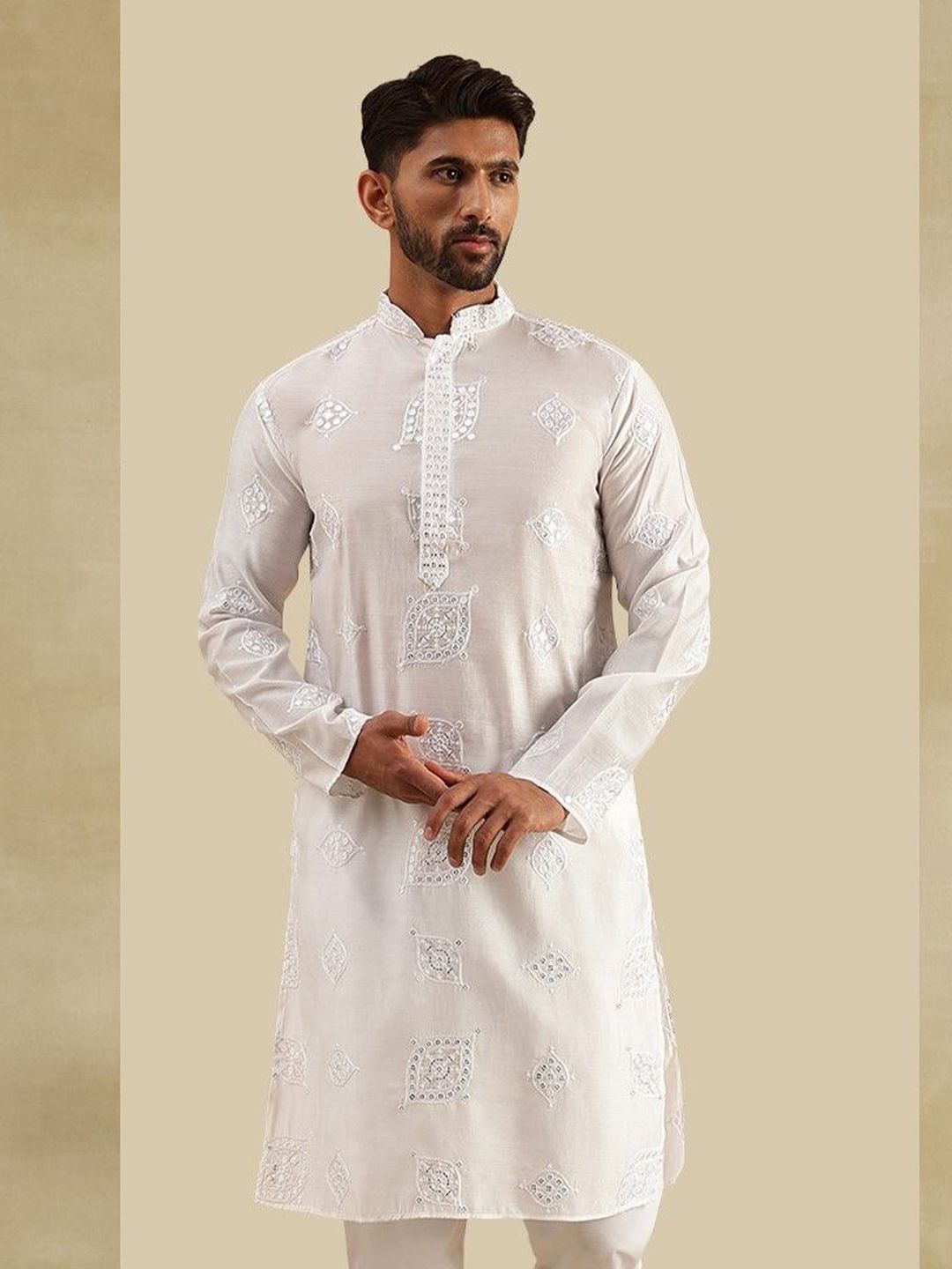 SOJANYA Men Embroidered Mirror Work Kurta
