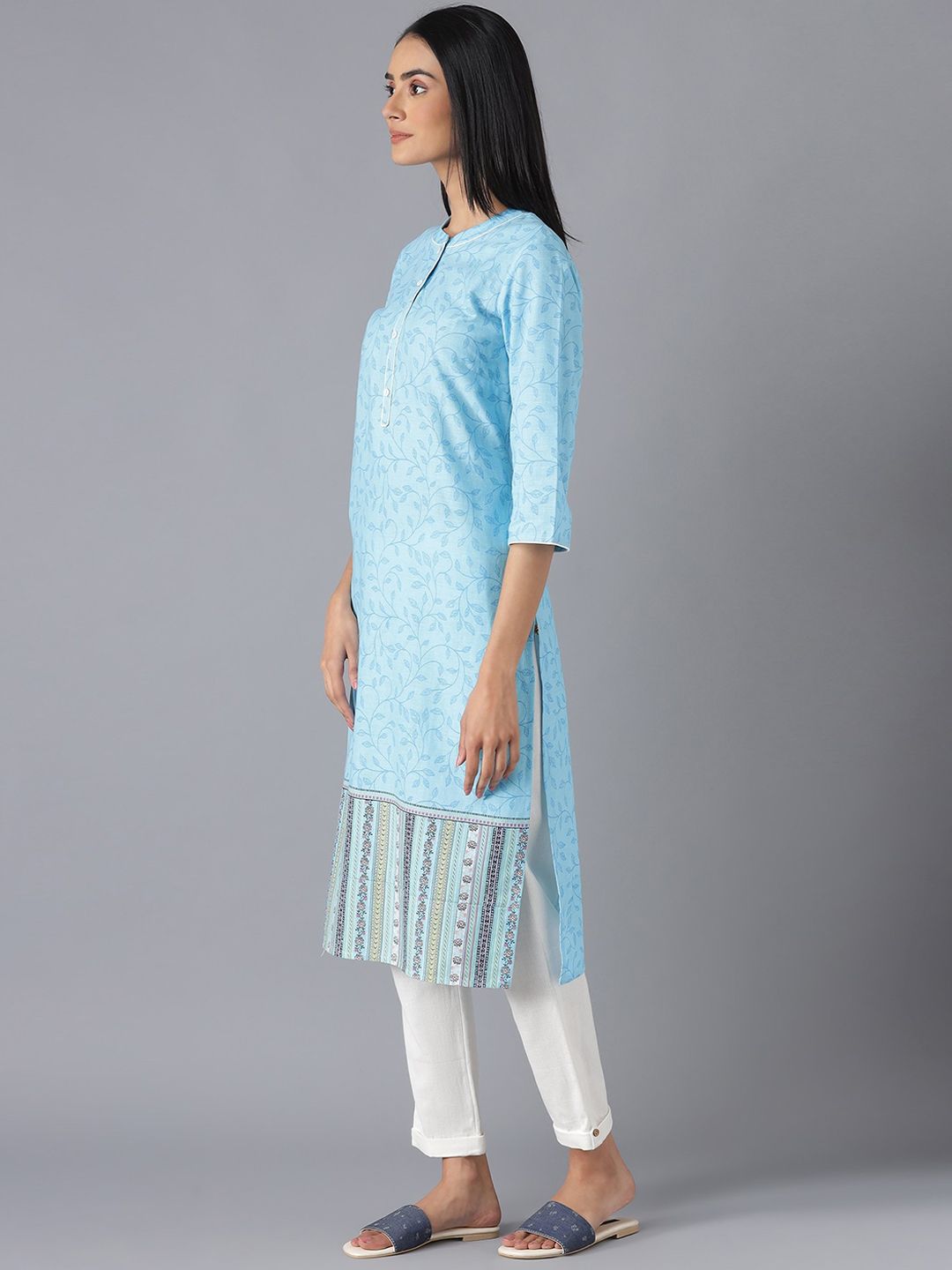 AURELIA Women Blue & White Floral Printed Kurta with Trousers