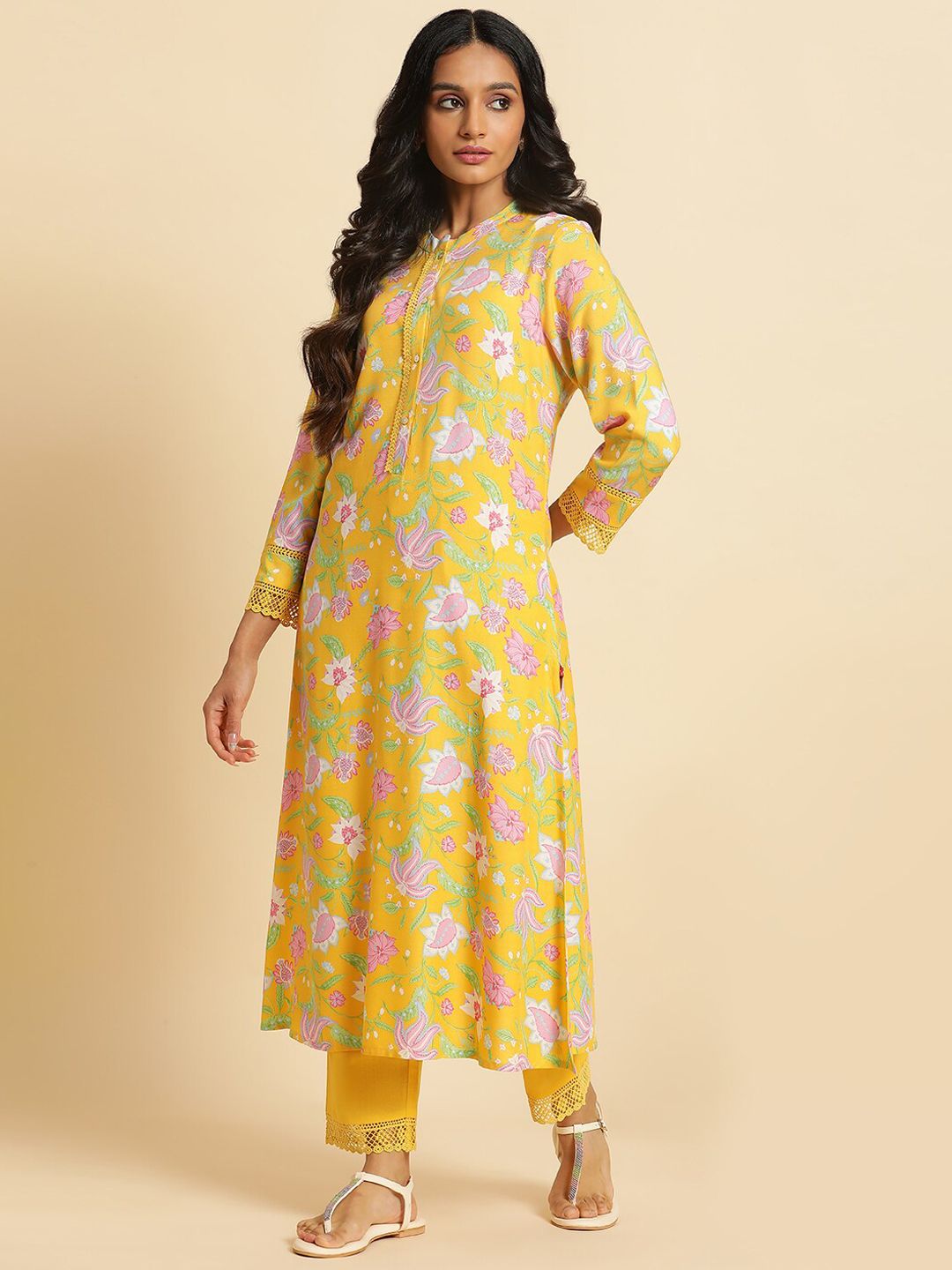 W Women Floral Print Kurta With Straight Pant