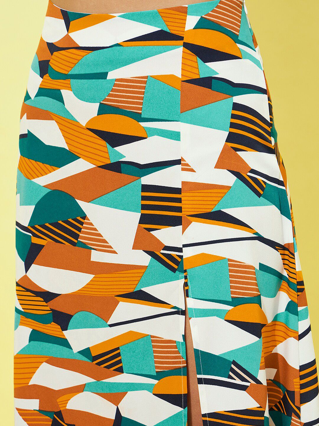 Berrylush Abstract Printed Side Slit A-Line Midi Skirt
