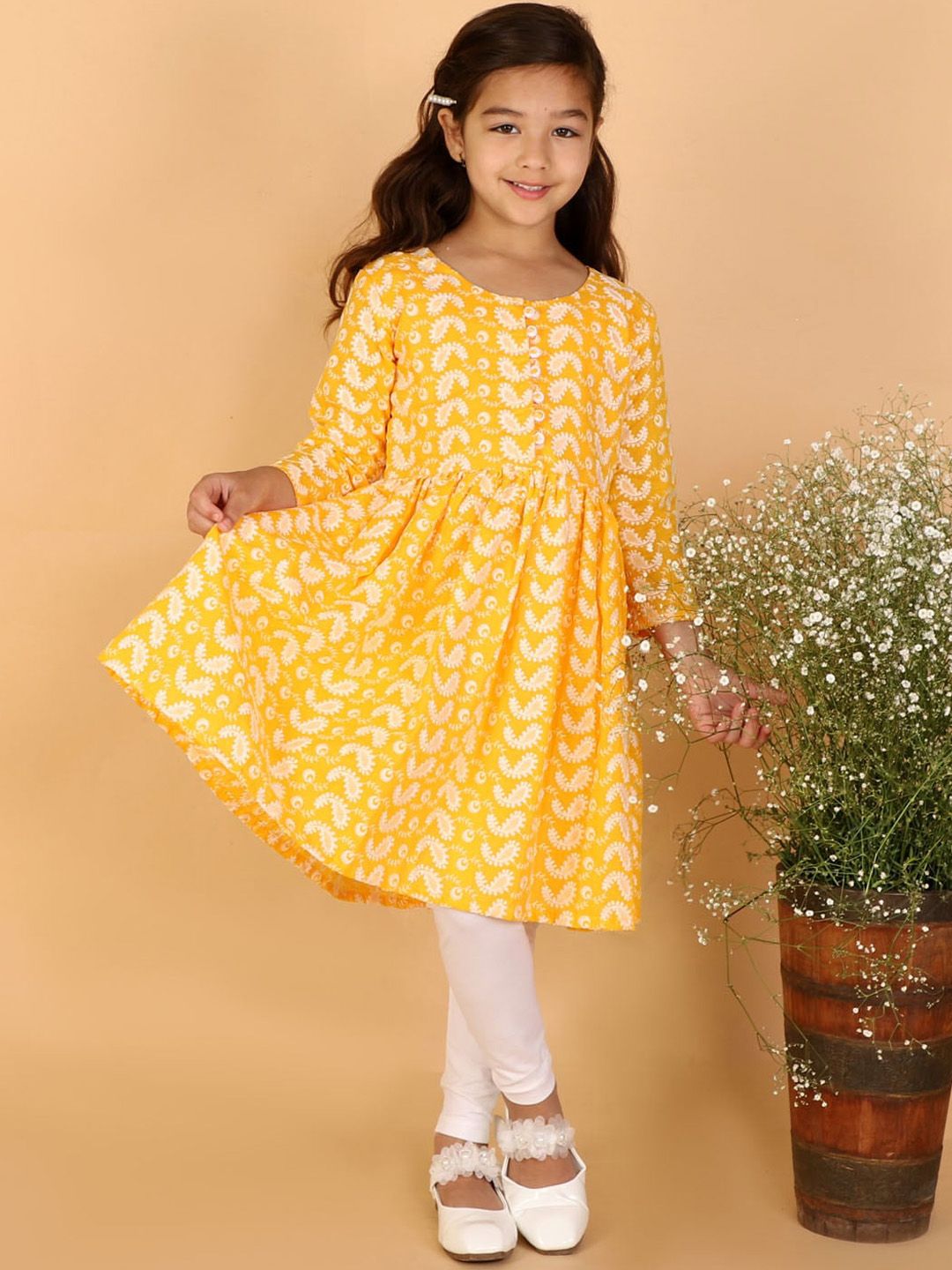 VASTRAMAY Girls Orange Chikankari Cotton Kurta & Leggings