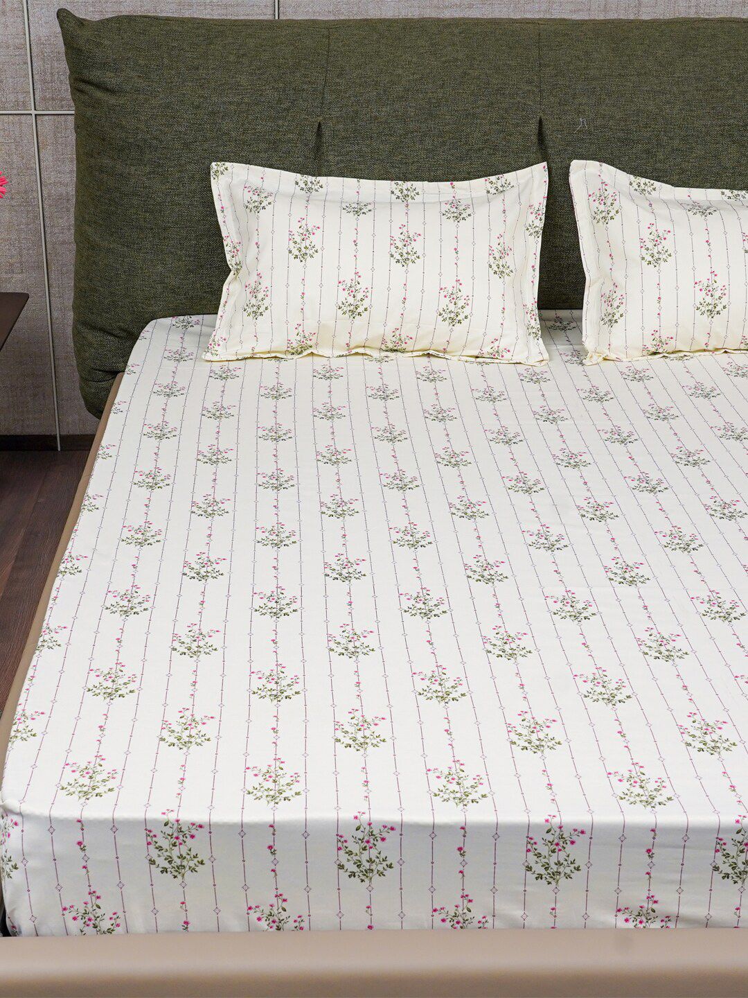 URBAN SPACE Pink & White Floral Printed Cotton 200 TC Single Bedsheet With 2 Pillow Covers