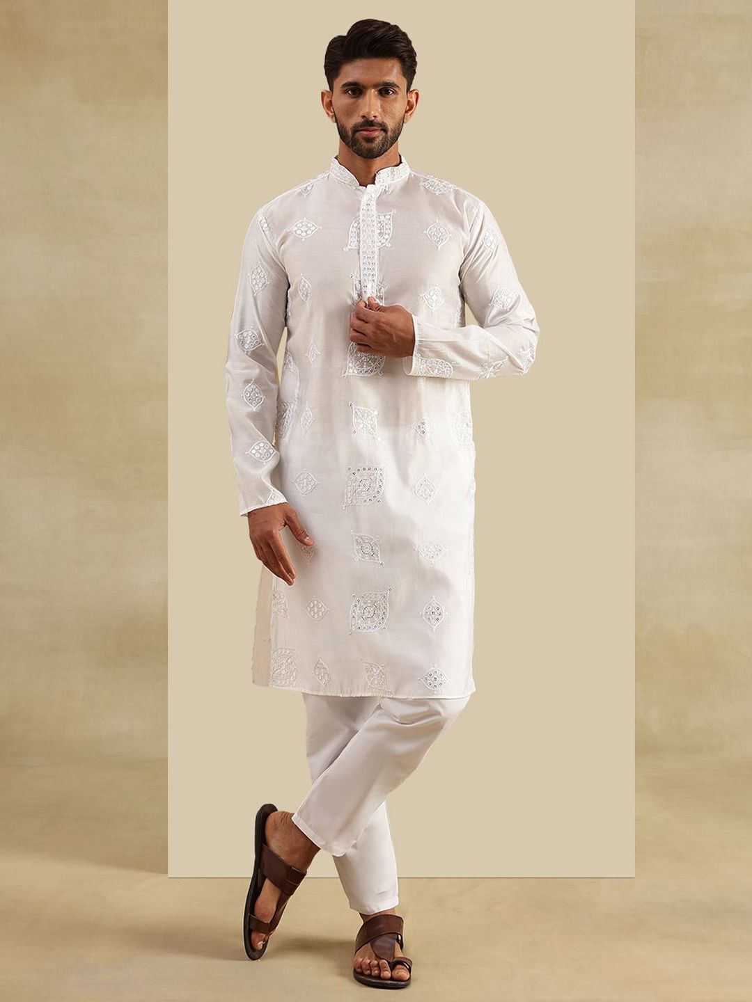 SOJANYA Men Embroidered Mirror Work Kurta