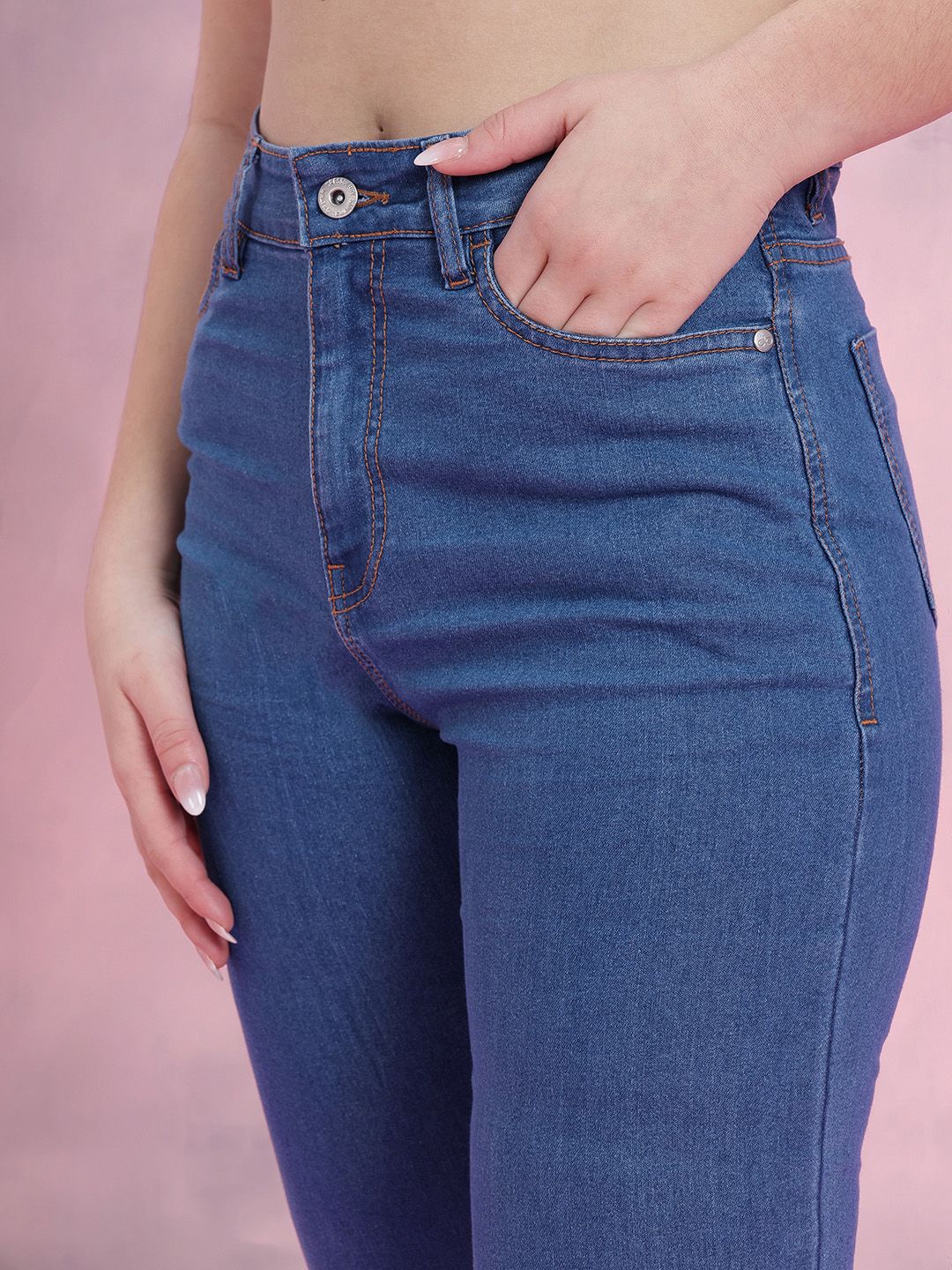Wanita pakaian lurus sesuai dengan seluar jeans bertingkat tinggi