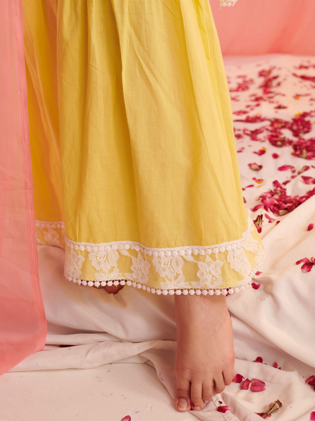 pspeaches Girls Floral Embroidered Regular Kurta with Sharara & With Dupatta