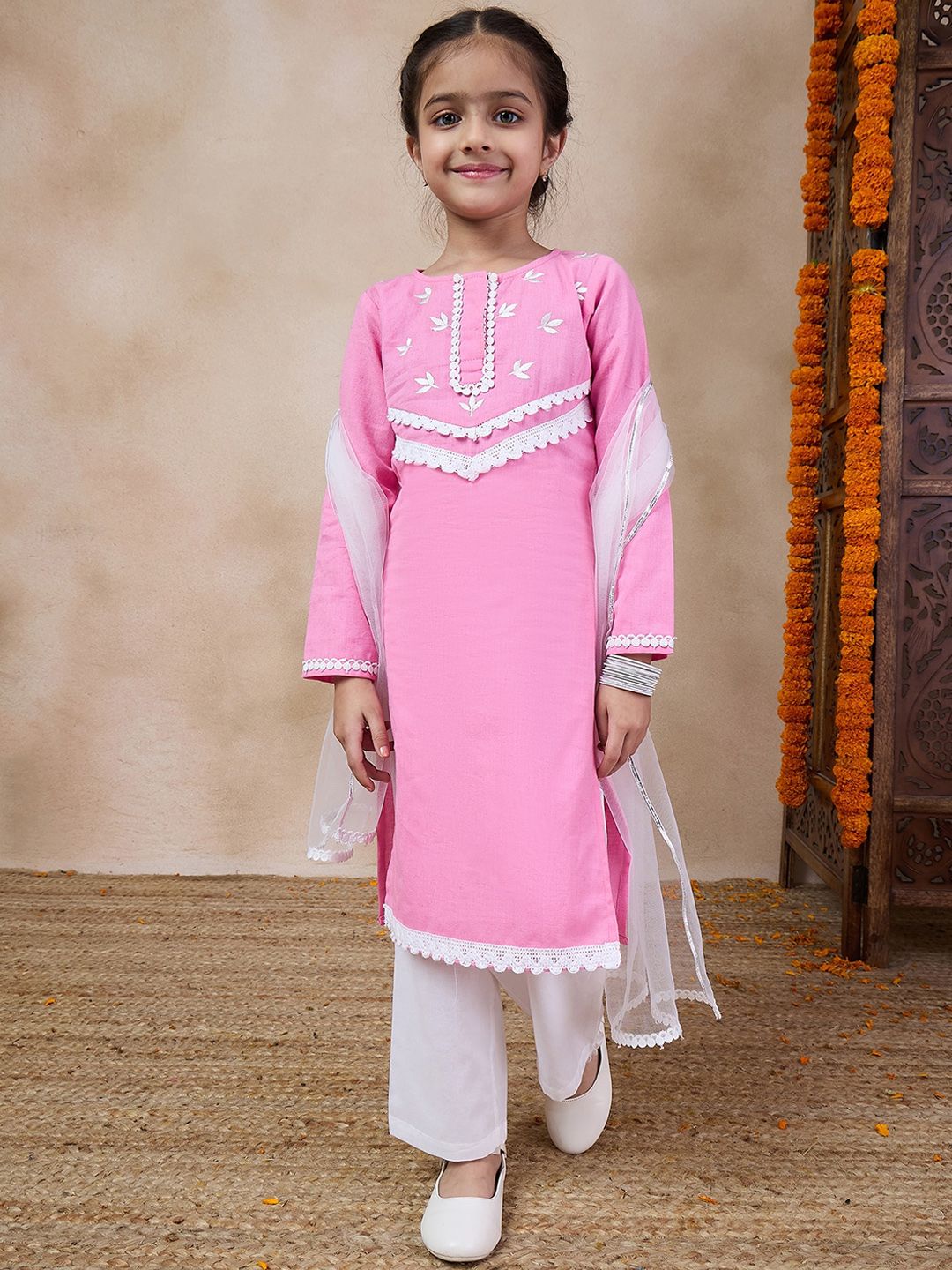pspeaches Girls Floral Embroidered Round Neck Straight Kurta With Trousers & Dupatta