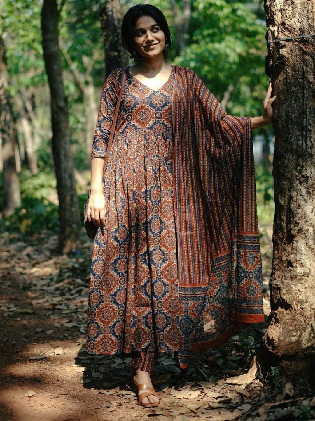 Kalini Motif Etnik Bercetak Kerja Anarkali kurta dengan seluar & dupatta
