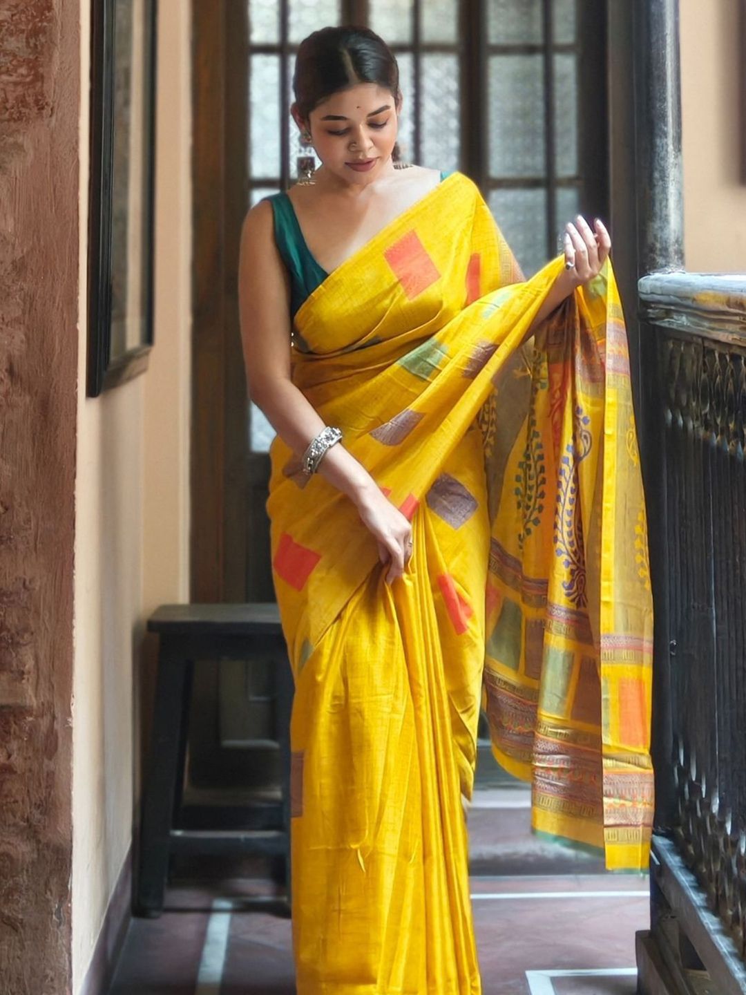 KALINI Geometric Saree With Blouse Piece