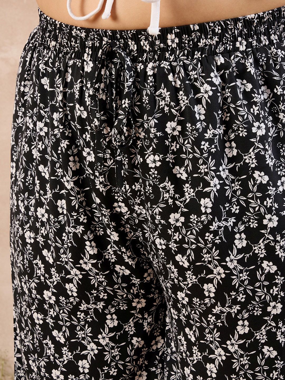 Berrylush Curve Women Black Floral Printed Relaxed High-Rise Parallel Trousers