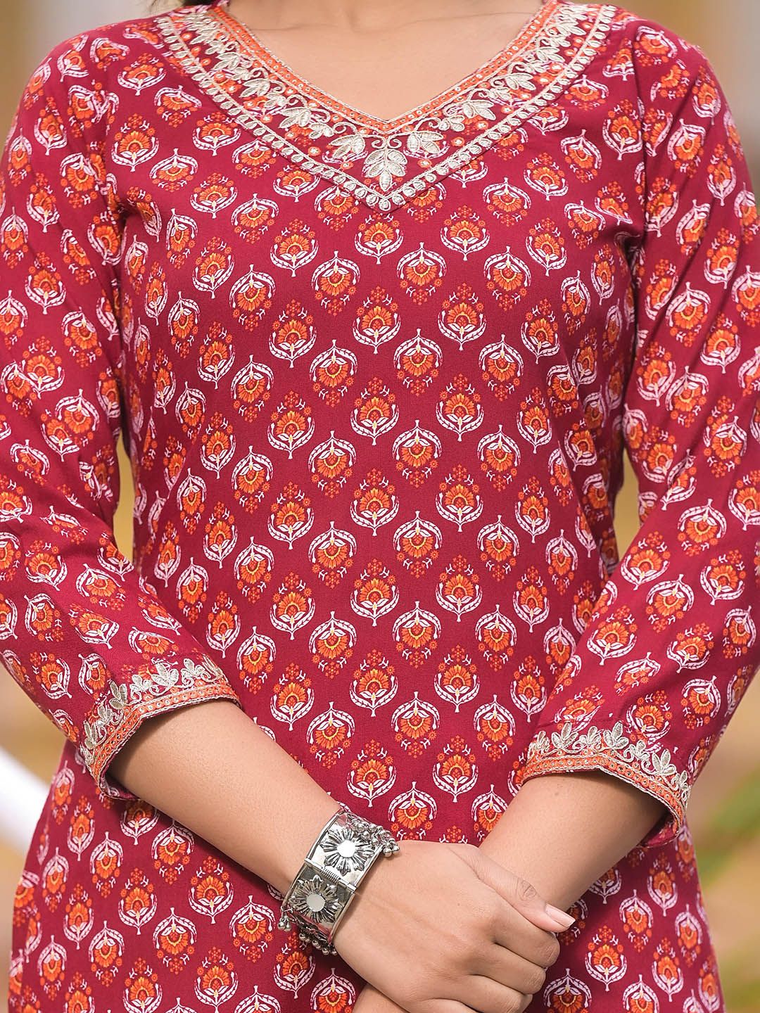 Motif etnik kalini dicetak kurta lurus biasa dengan seluar & dupatta