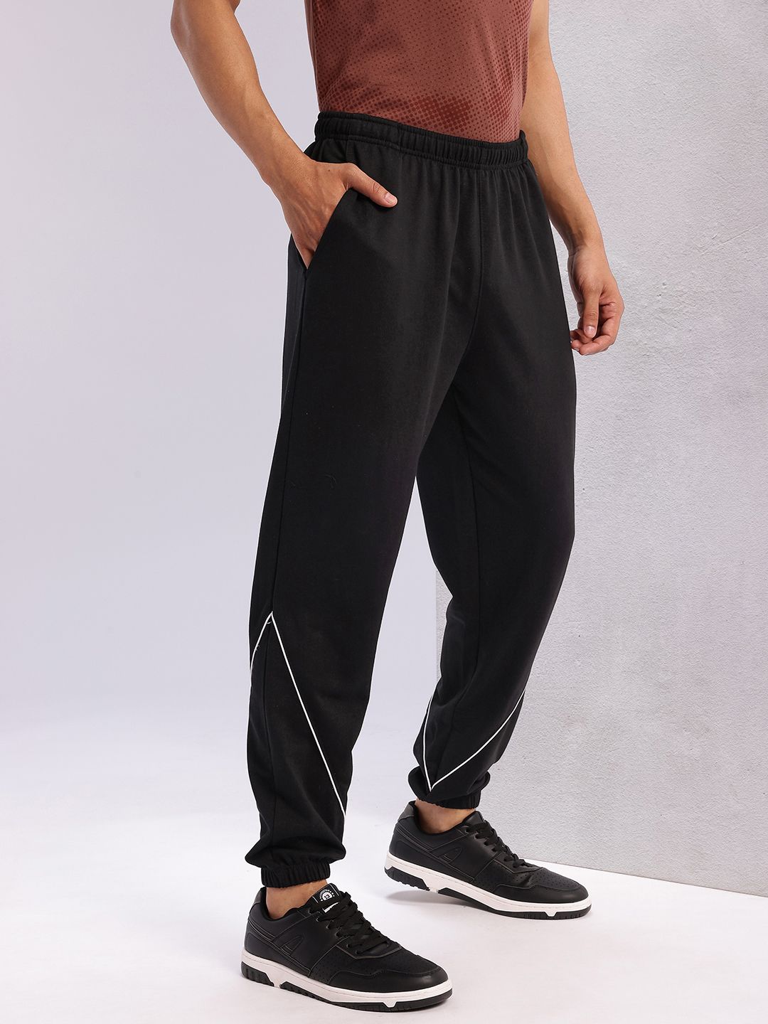 HRX by Hrithik Roshan Men Contrast Piping Mid-Rise Lifestyle Joggers