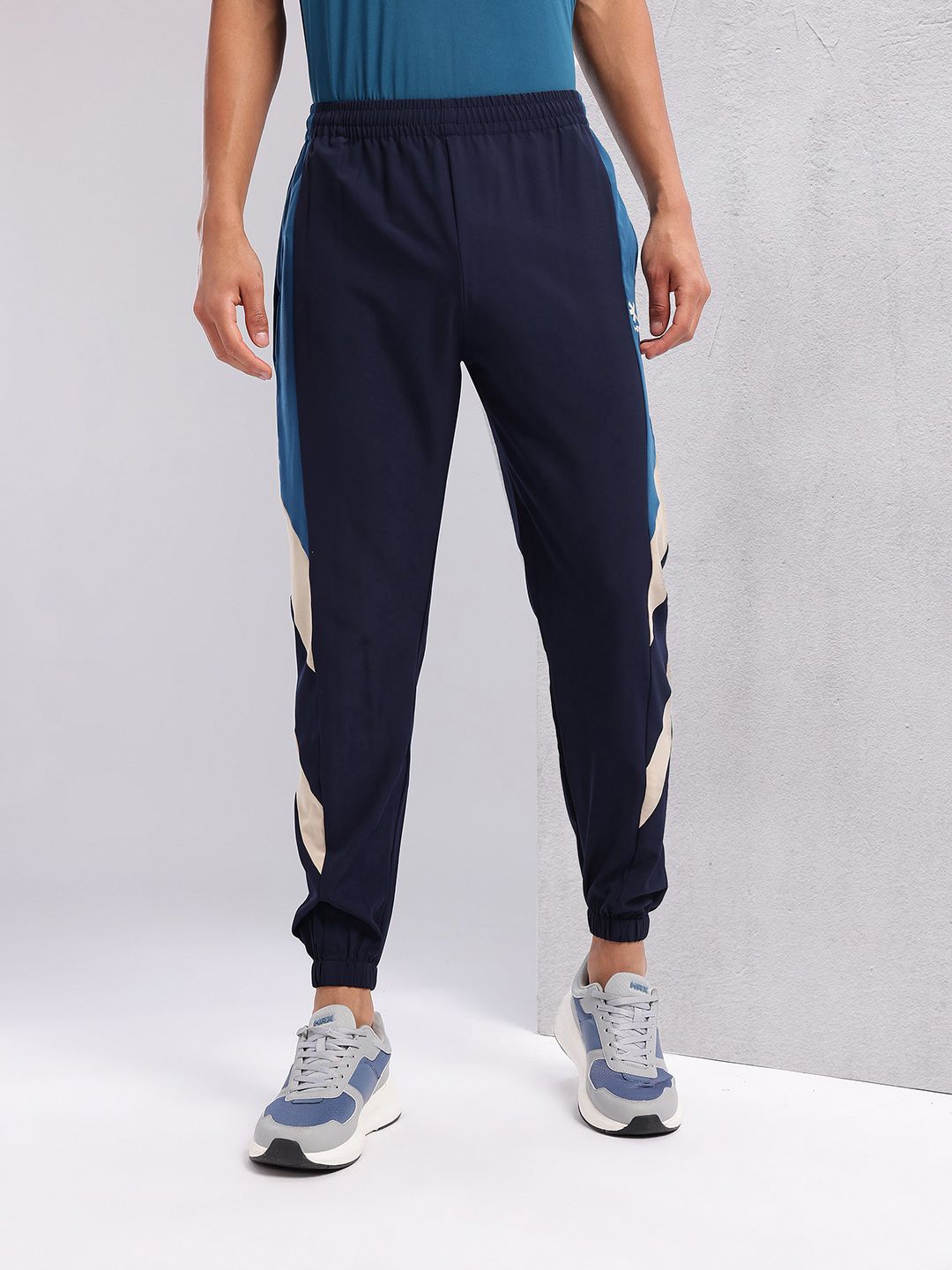 HRX by Hrithik Roshan Men Contrast Side Striped Lifestyle Joggers