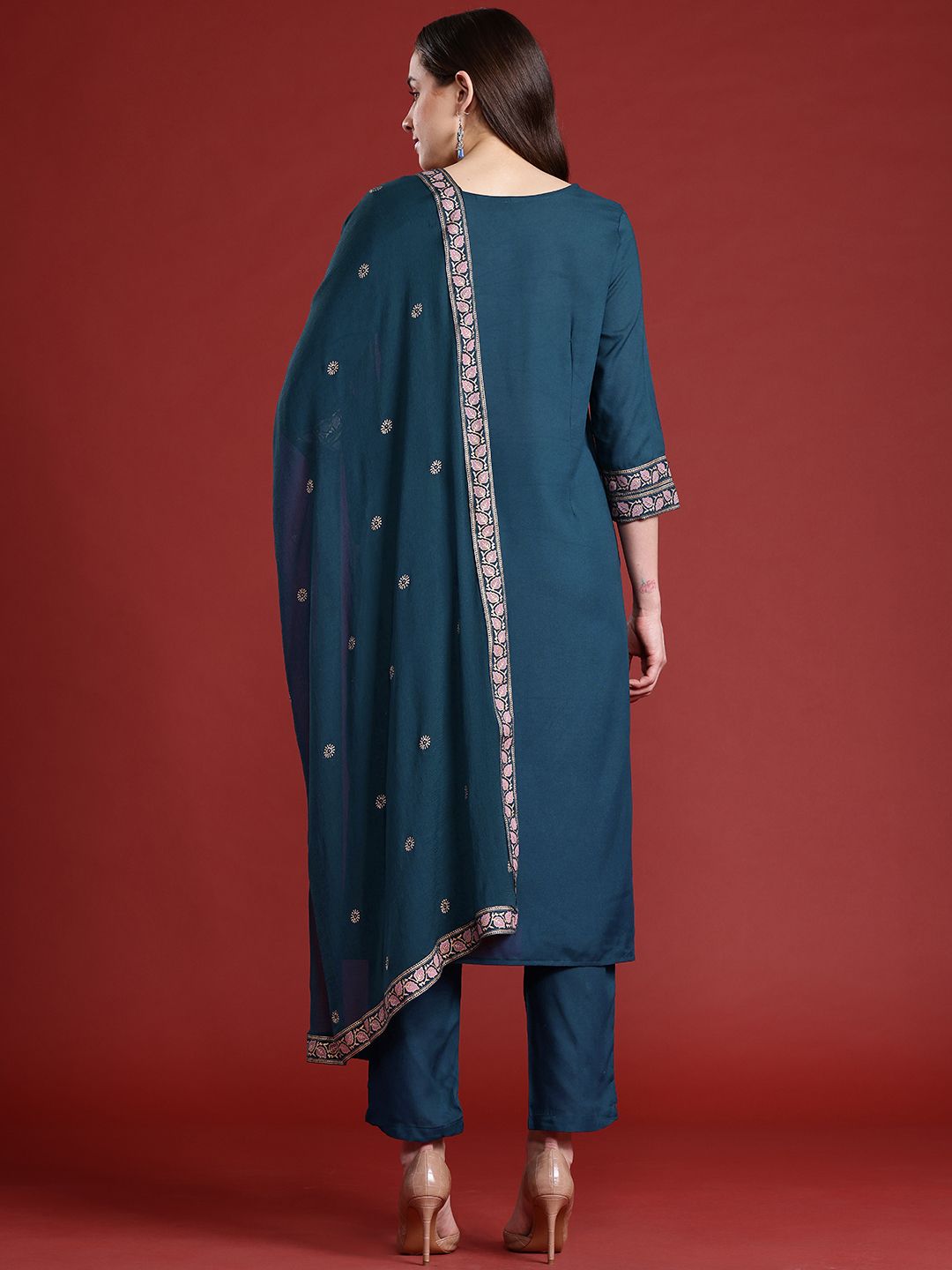 Motif etnik anouk dicetak lurus kurta set dengan dupatta