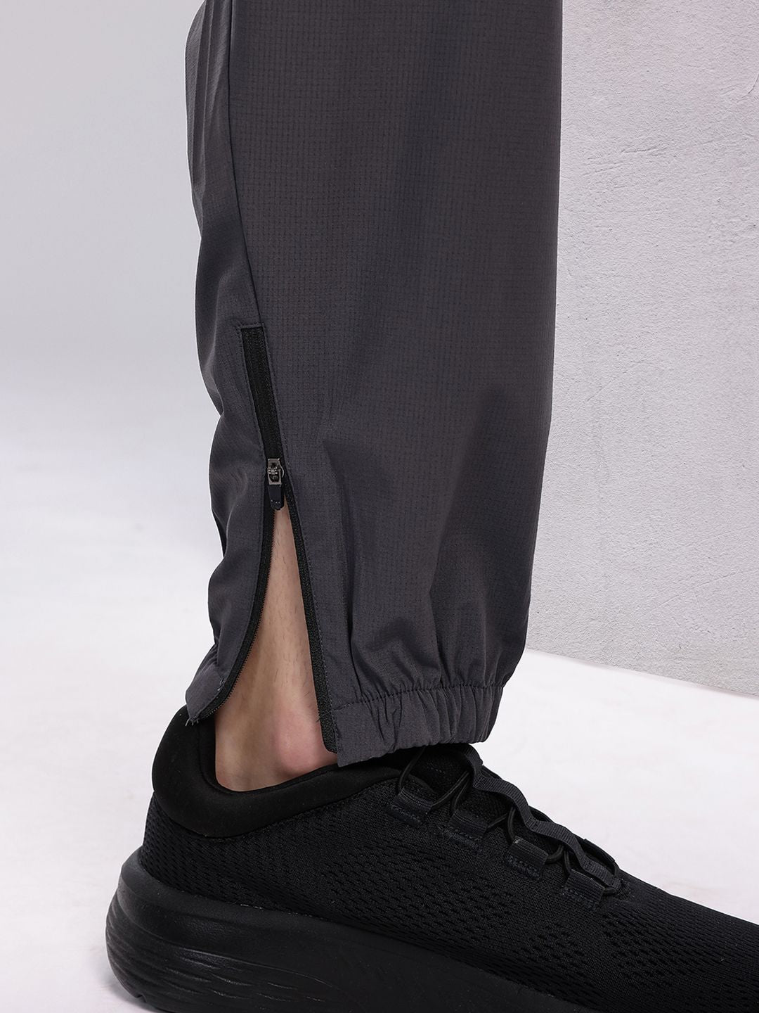 HRX by Hrithik Roshan Men Brand Logo Print Mid-Rise Rapid-Dry Training Cargo-Style Joggers