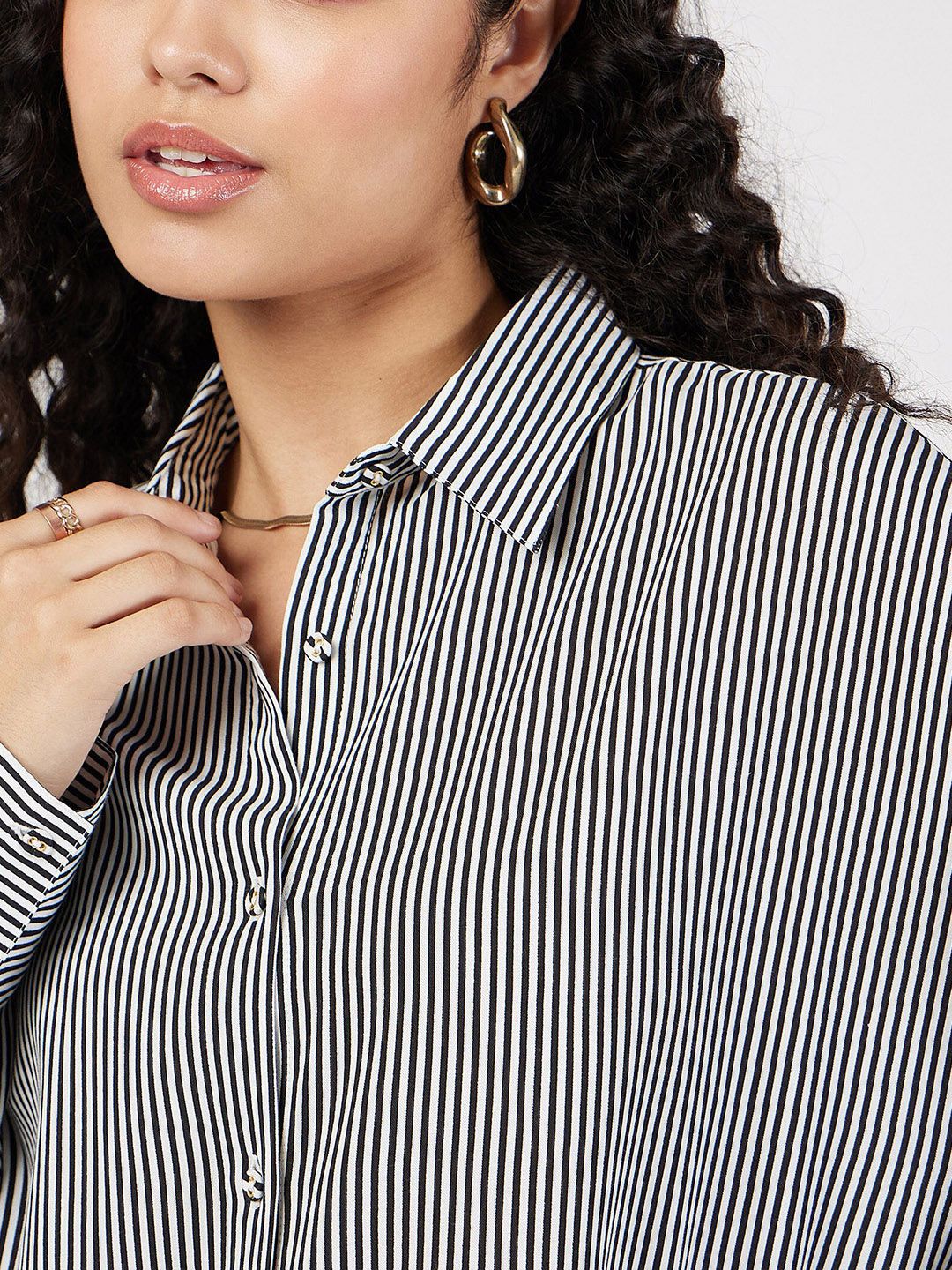 SASSAFRAS Oversized Vertical Striped Spread Collar Casual Shirt