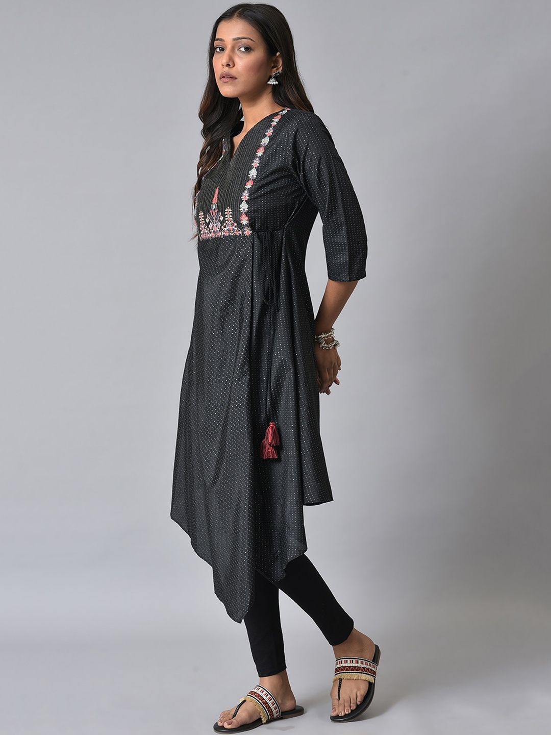 W Geometric Printed Thread Work Kurta With Leggings
