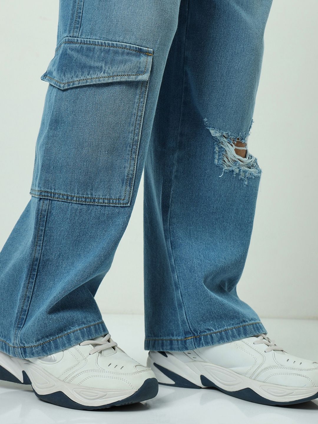 Bewakoof Men's Blue Baggy Distressed Cargo Mid-Rise Jeans