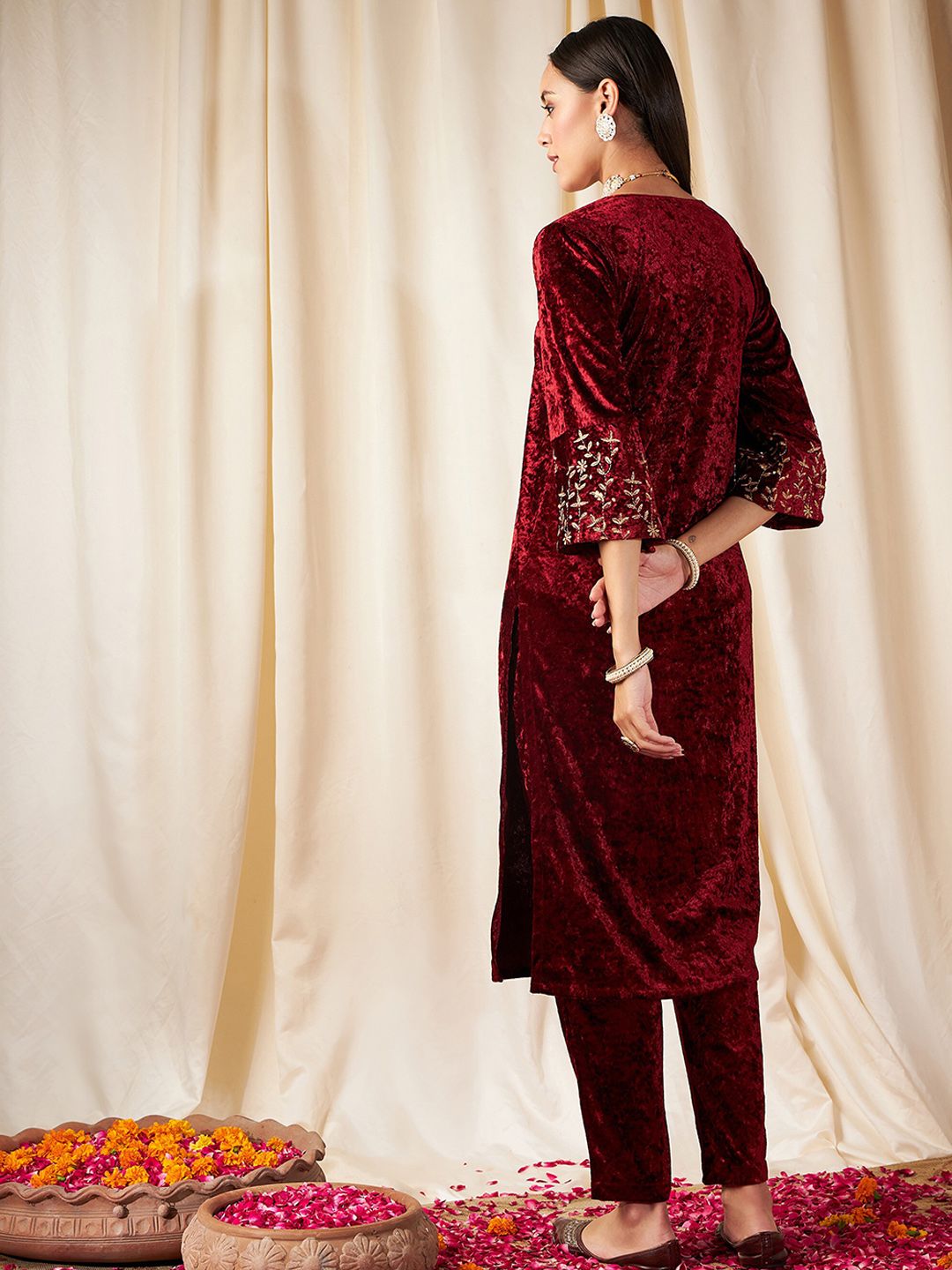 Shae by SASSAFRAS Floral Embroidered Thread Work Velvet Straight Kurta