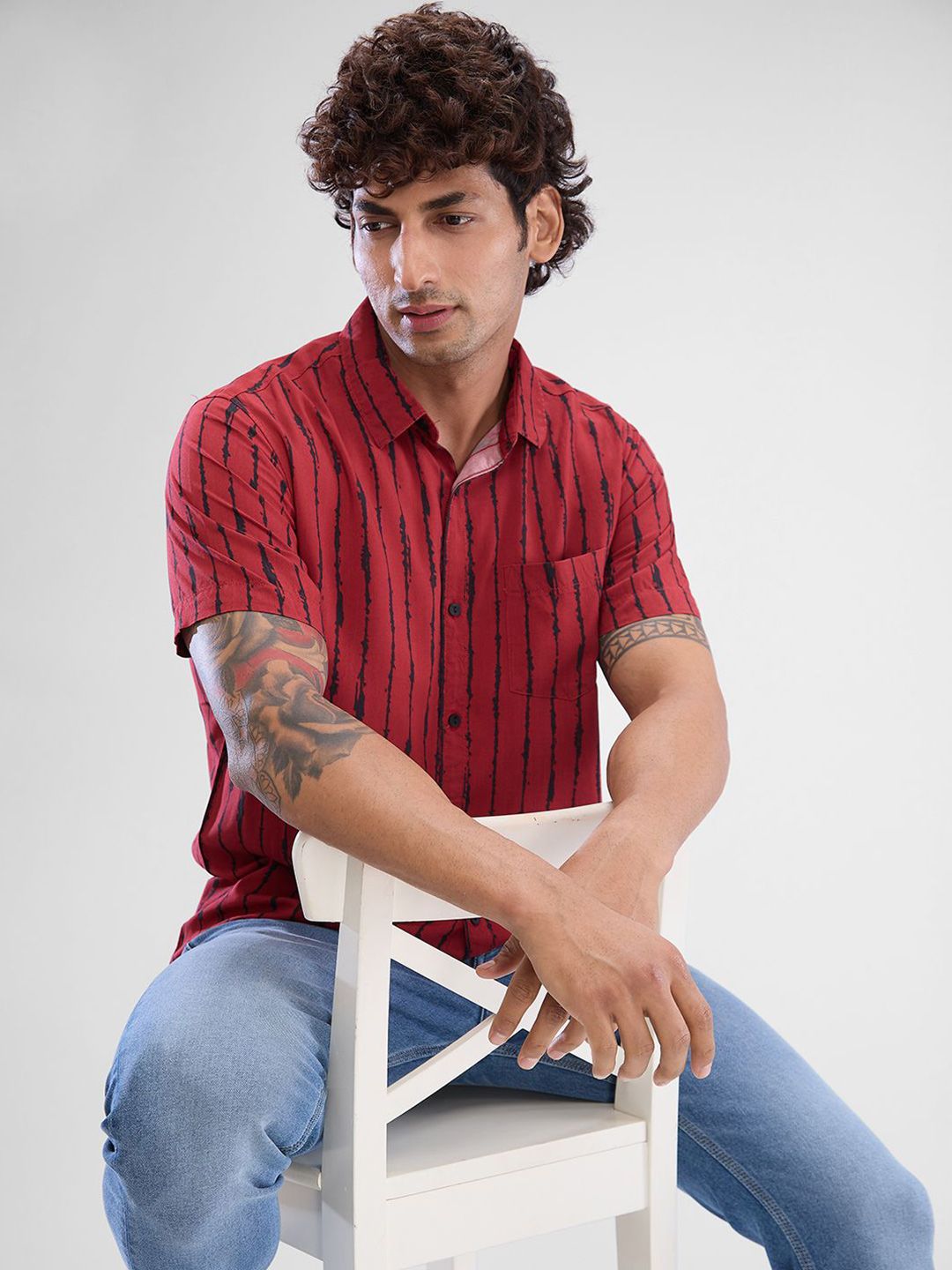 Spykar Men Slim Fit legap bergaris baju kasual kolar