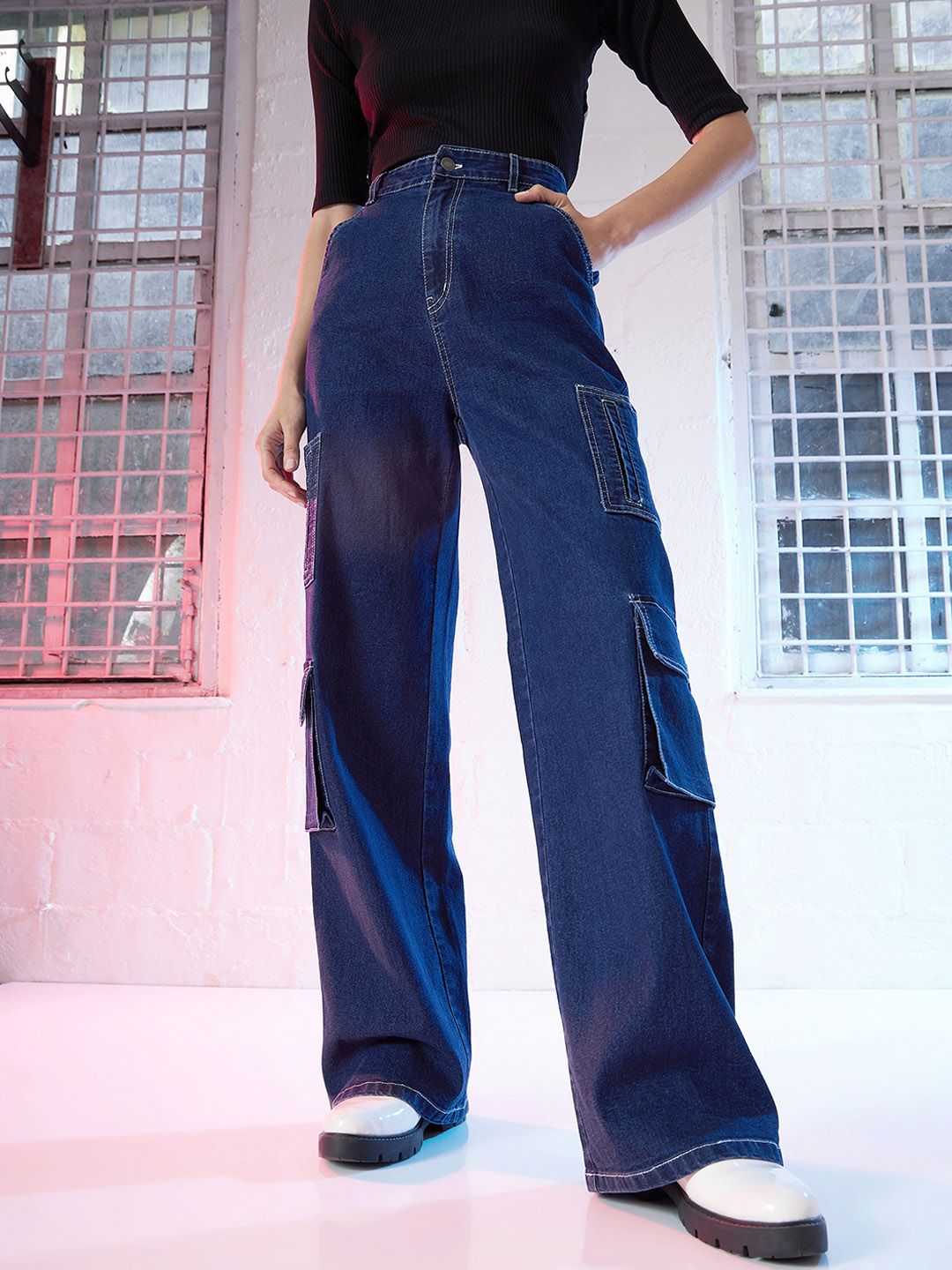 SASSAFRAS Women Blue Straight Fit High Rise Clean Look Light Fade Stretchable Cargo Jeans