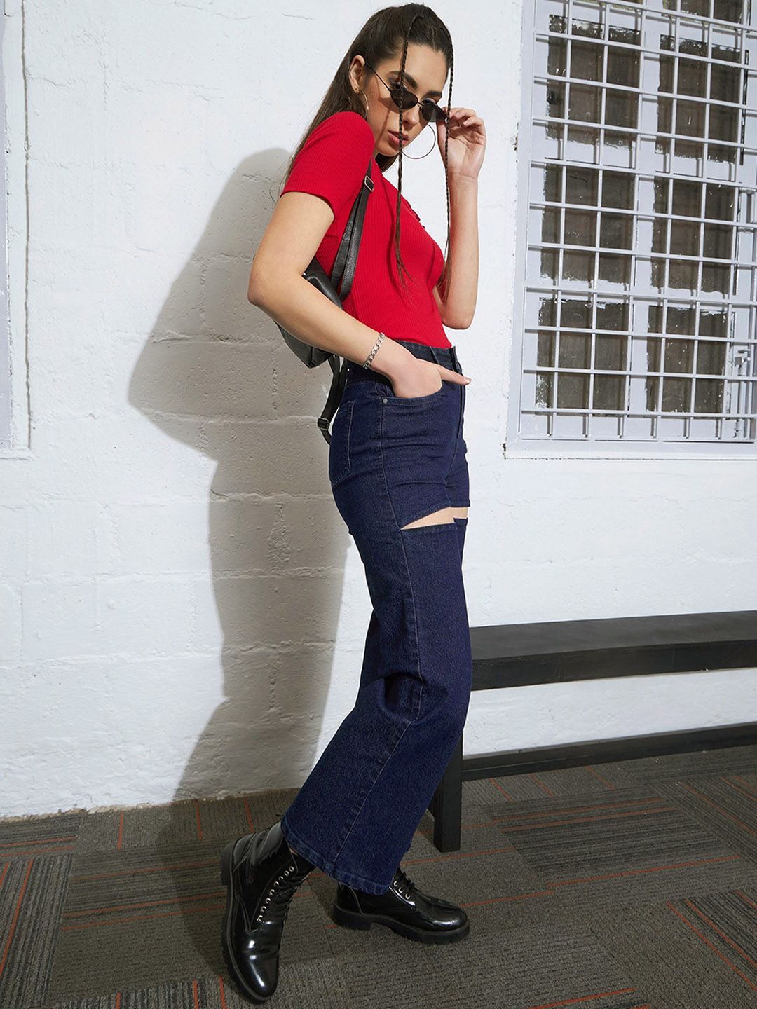 SASSAFRAS Women Straight Fit High-Rise Slash Knee Stretchable Jeans