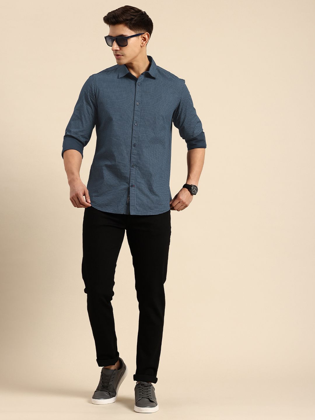 Menjadi kemeja kasual kapas yang dicetak geometrik