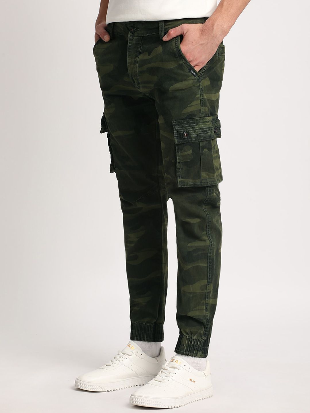 THE BEAR HOUSE Men Camouflage Printed Mid-Rise Regular Fit Cargos Trousers