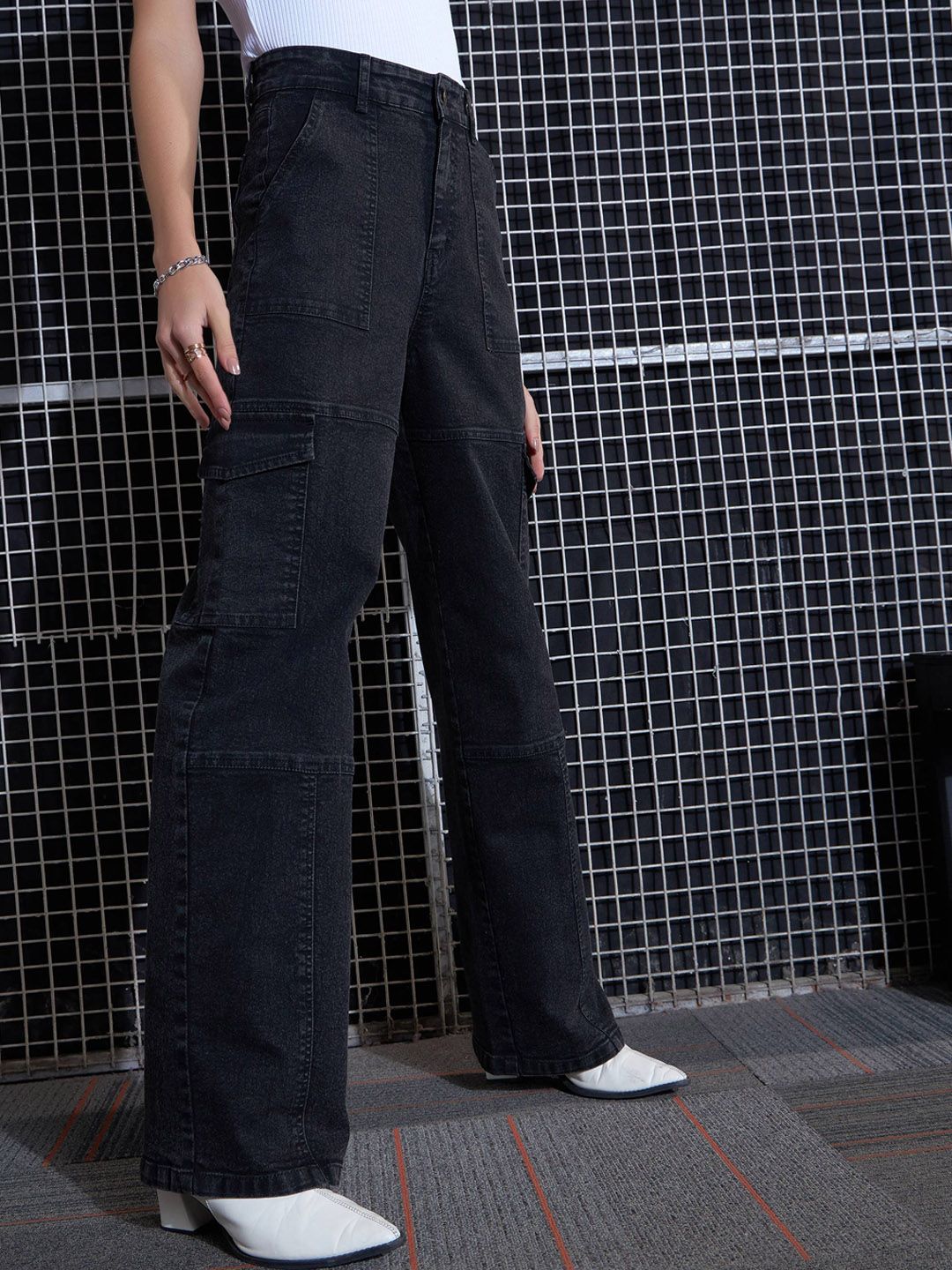 SASSAFRAS Women Black Straight Fit High-Rise Light Fade Stretchable Cargo Jeans