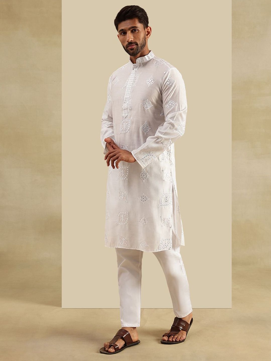 SOJANYA Men Embroidered Mirror Work Kurta