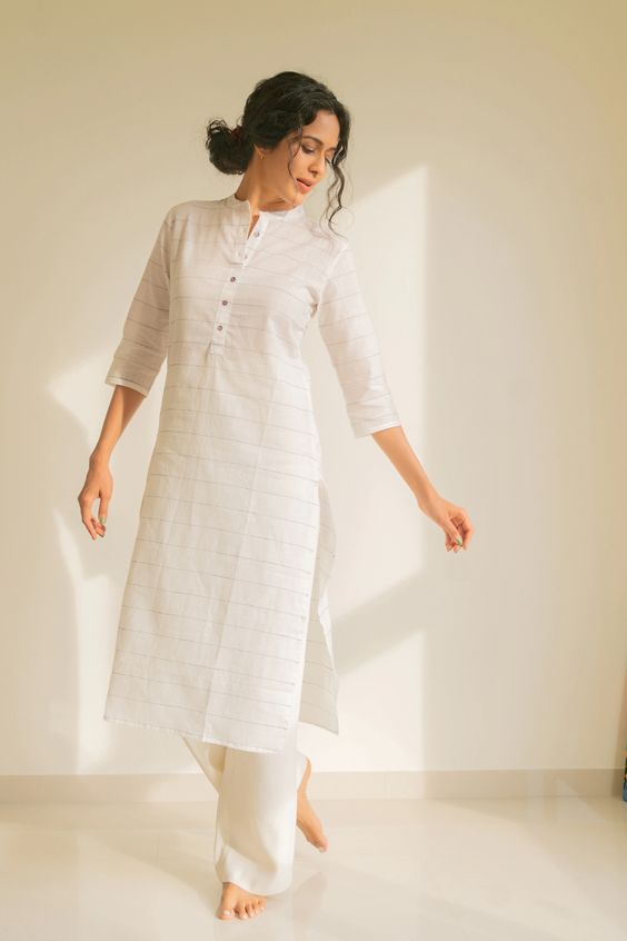 Vishudh Women Off-White & Black Solid Straight Kurta