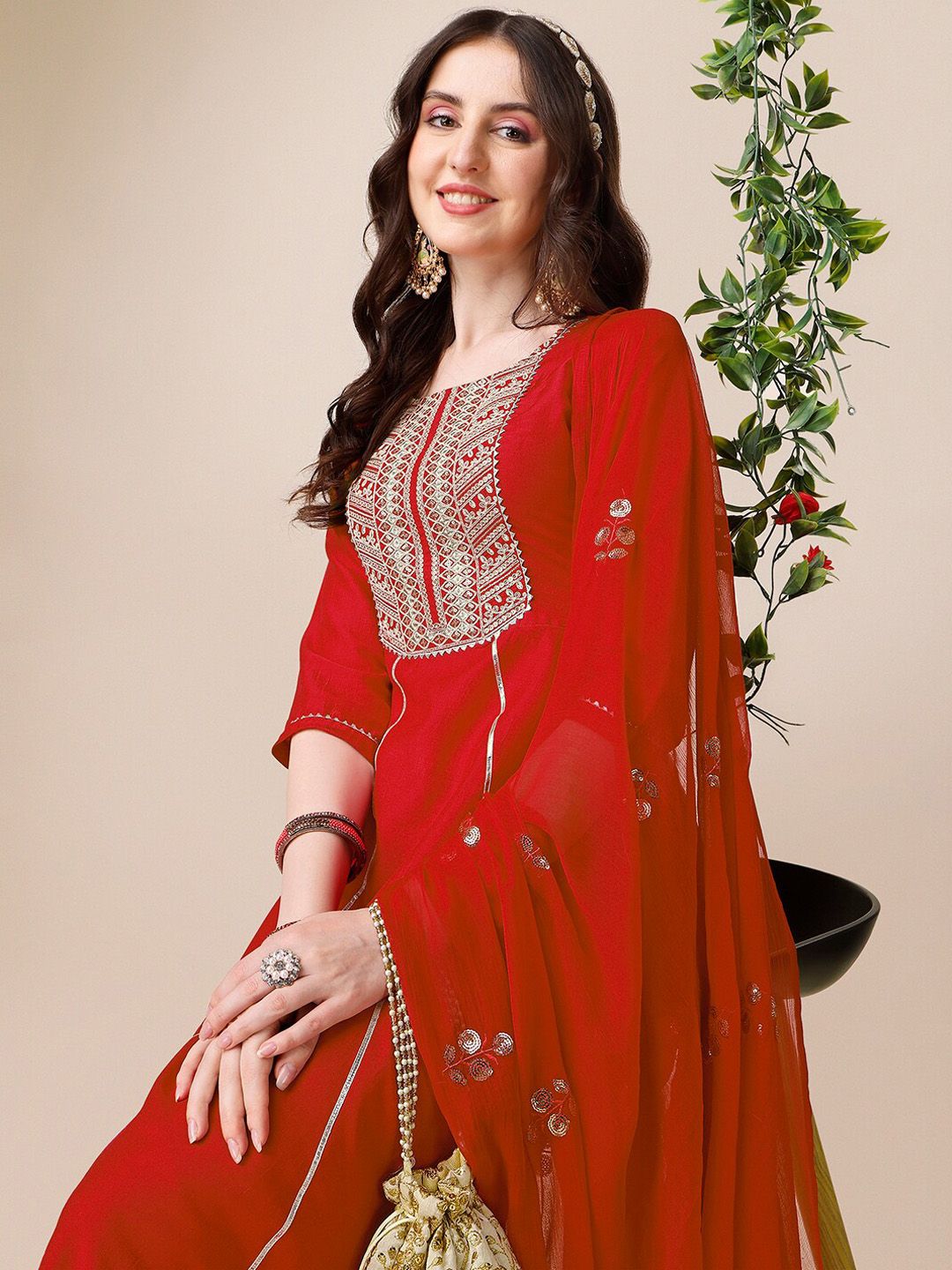 Motif etnik kalini bersulam Zardozi a-line kurta dengan palazzos & dupatta