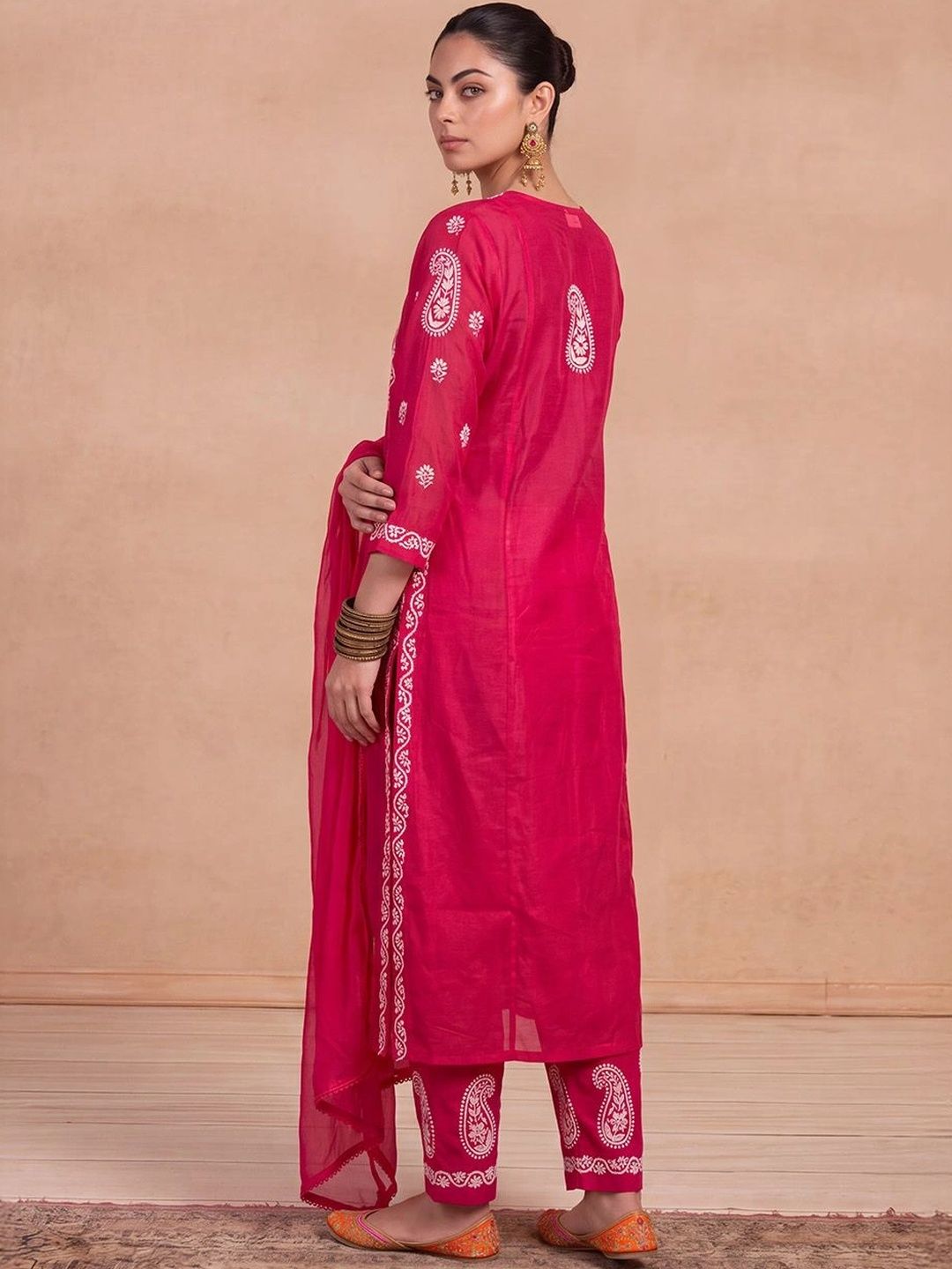 Rumah Wanita Chikankari Motif Etnik Bersulam Benang Biasa Kerja Chanderi Sutera Kurta dengan Seluar &
