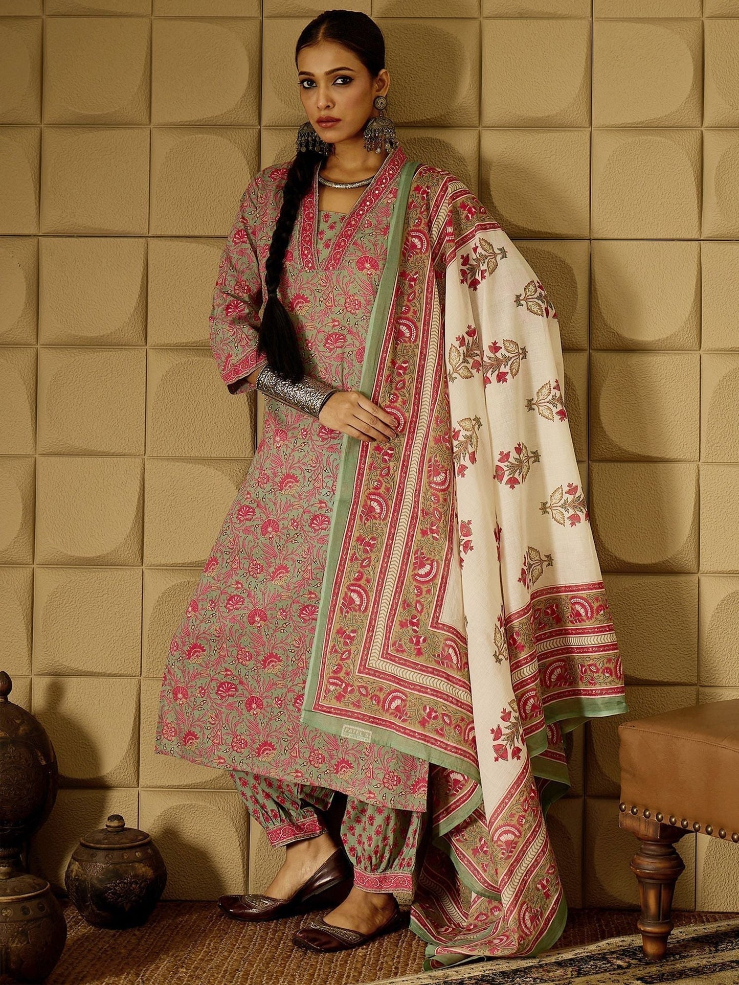 Indo Era Floral Printed Cotton Kurta Lurus Kurta dengan Salwar dan Dupatta