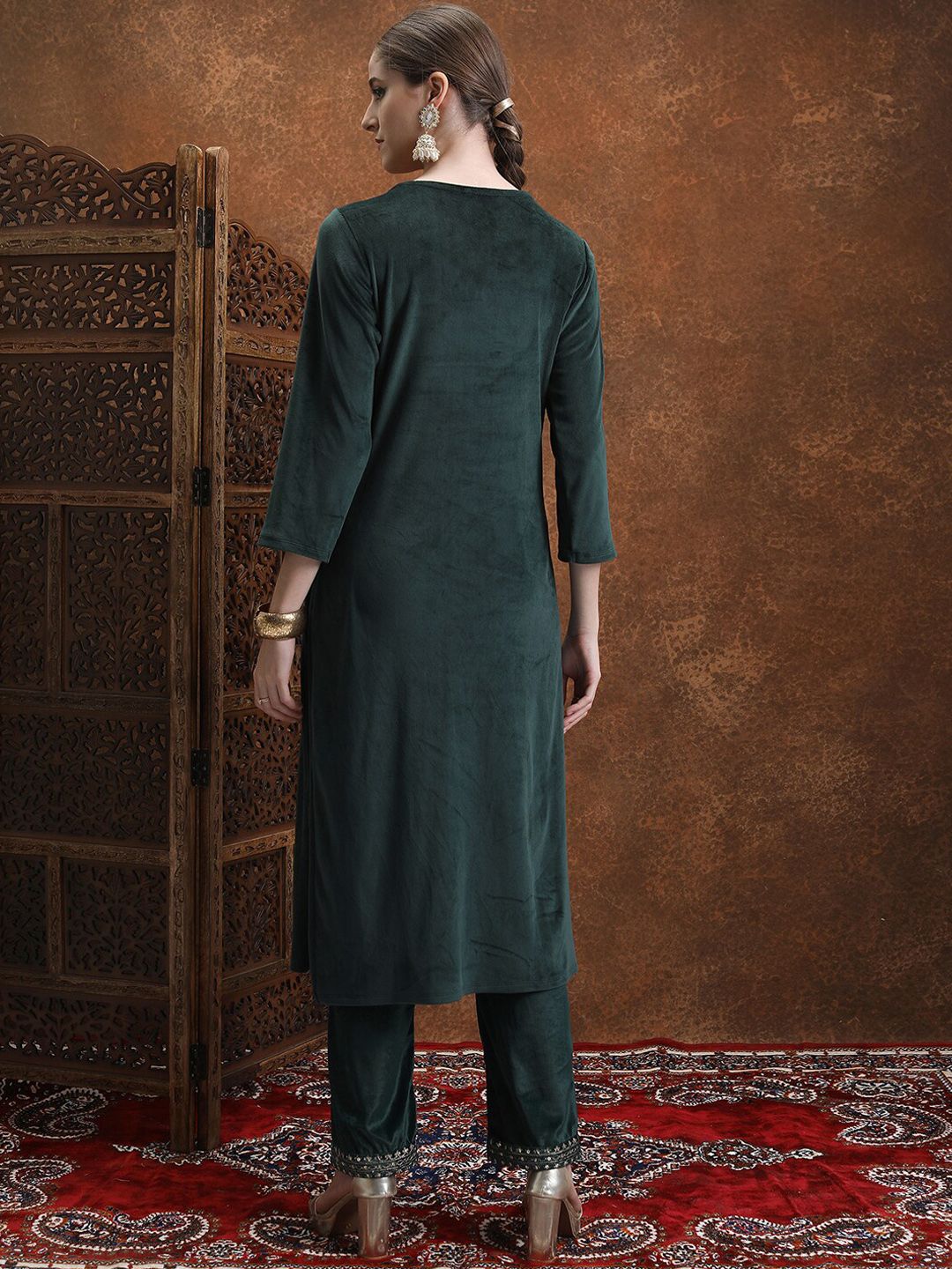 Vishudh Green Floral Embroidered Straight Kurta