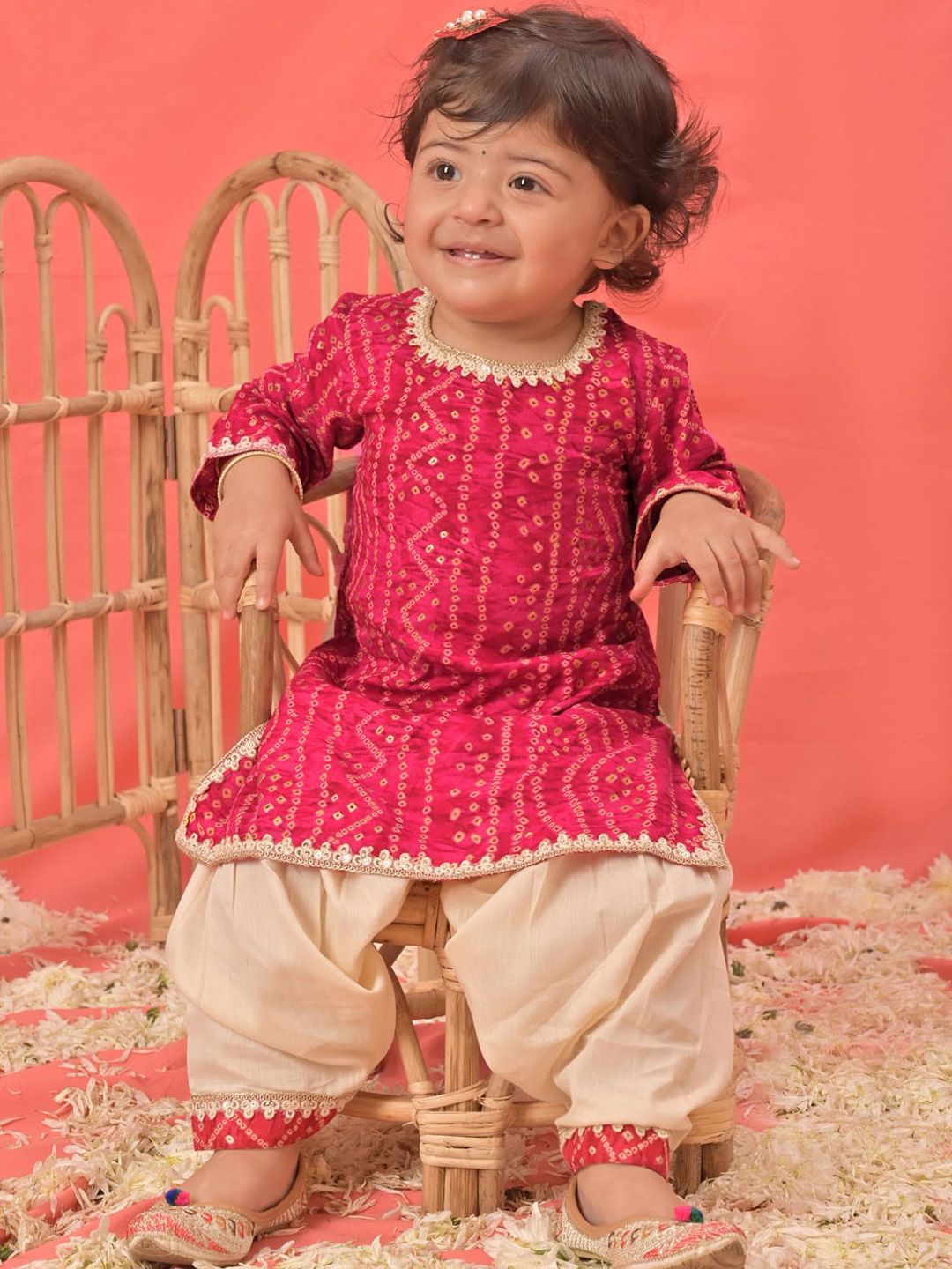 VASTRAMAY Girls Bandhani Printed Kurta With Patiala