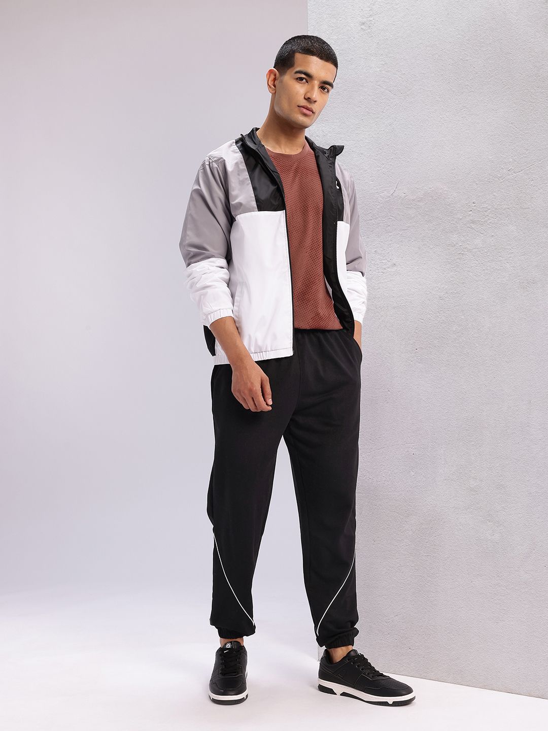 HRX by Hrithik Roshan Men Contrast Piping Mid-Rise Lifestyle Joggers