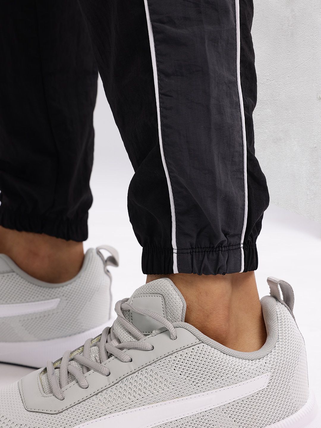 HRX by Hrithik Roshan Men Contrast Stitching Mid-Rise Rapid-Dry Running Joggers