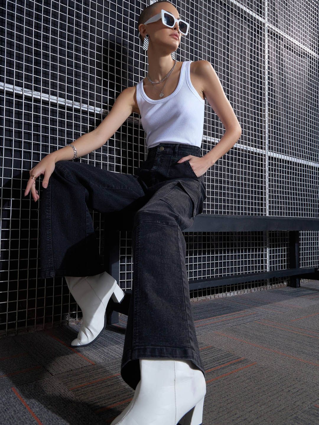 SASSAFRAS Women Black Straight Fit High-Rise Light Fade Stretchable Cargo Jeans