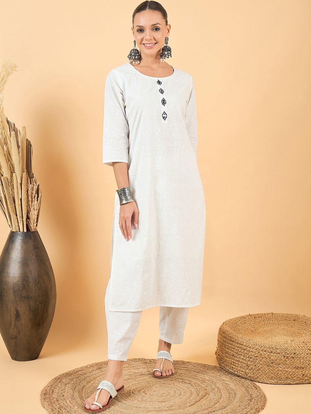 Motif etnik putih dicetak kurta kapas tulen biasa dengan seluar