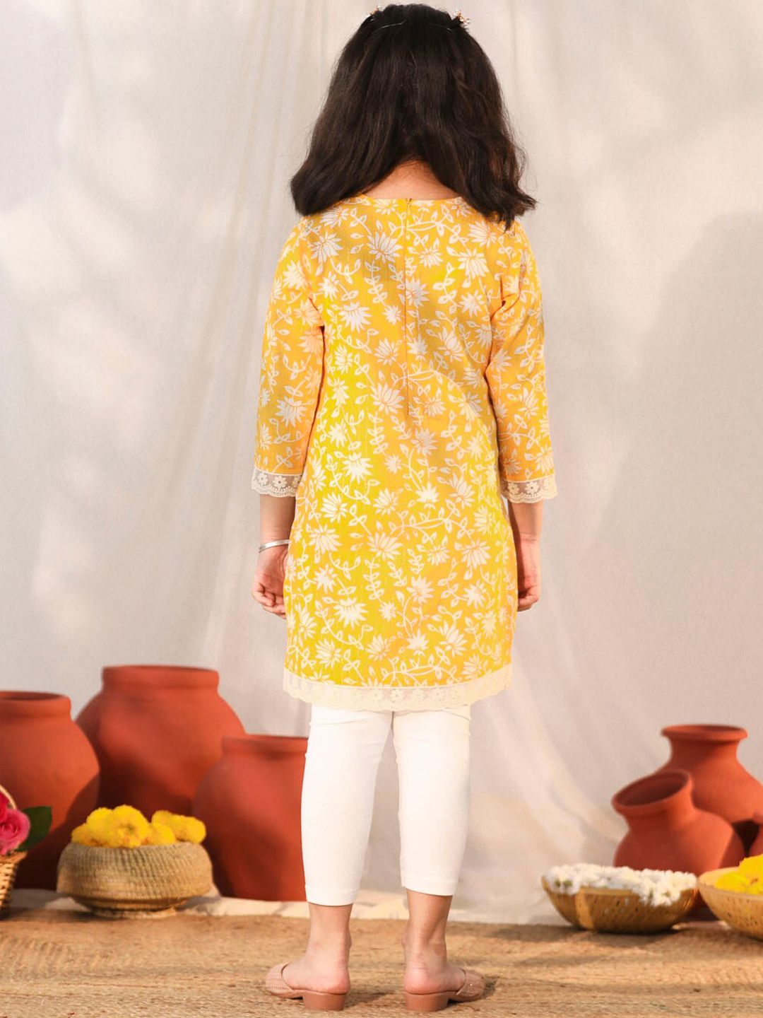 VASTRAMAY Girls Floral Printed Pure Cotton Kurta And Leggings Set