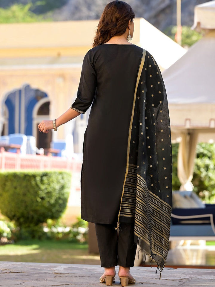 Vishudh Black & Gold Toned Round Neck Straight Kurta & Trousers With Dupatta