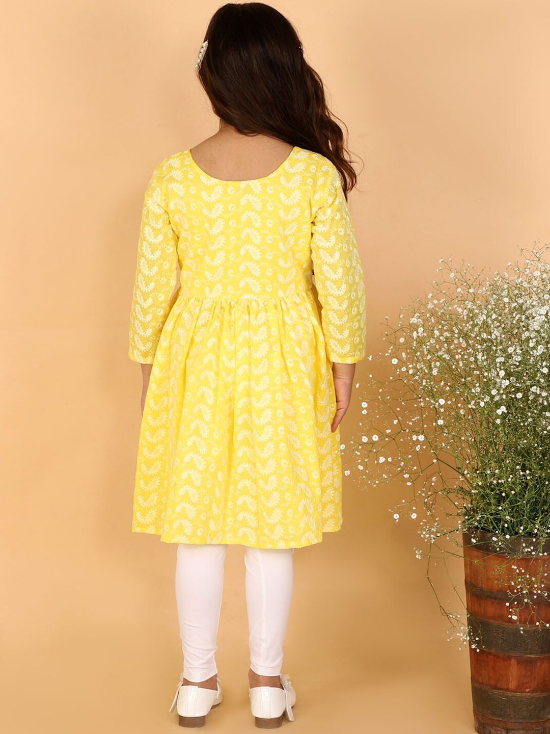 VASTRAMAY Girls Yellow & White Embroidered Chikankari Pure Cotton Kurta & Leggings