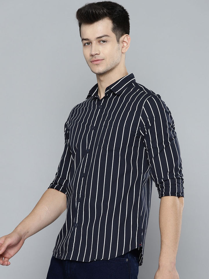 HIGHLANDER Men Navy Blue & White Slim Fit Striped Pure Cotton Casual Shirt