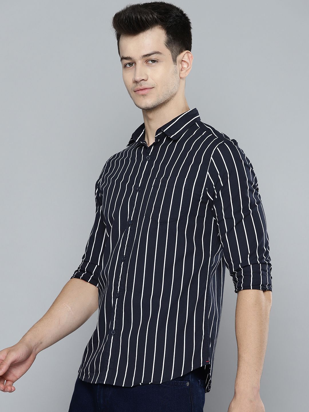 HIGHLANDER Men Navy Blue & White Slim Fit Striped Pure Cotton Casual Shirt