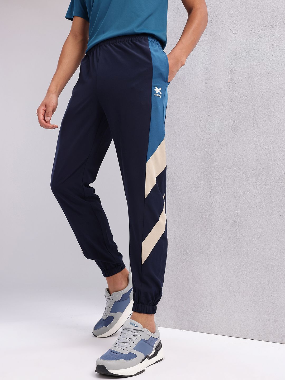 HRX by Hrithik Roshan Men Contrast Side Striped Lifestyle Joggers