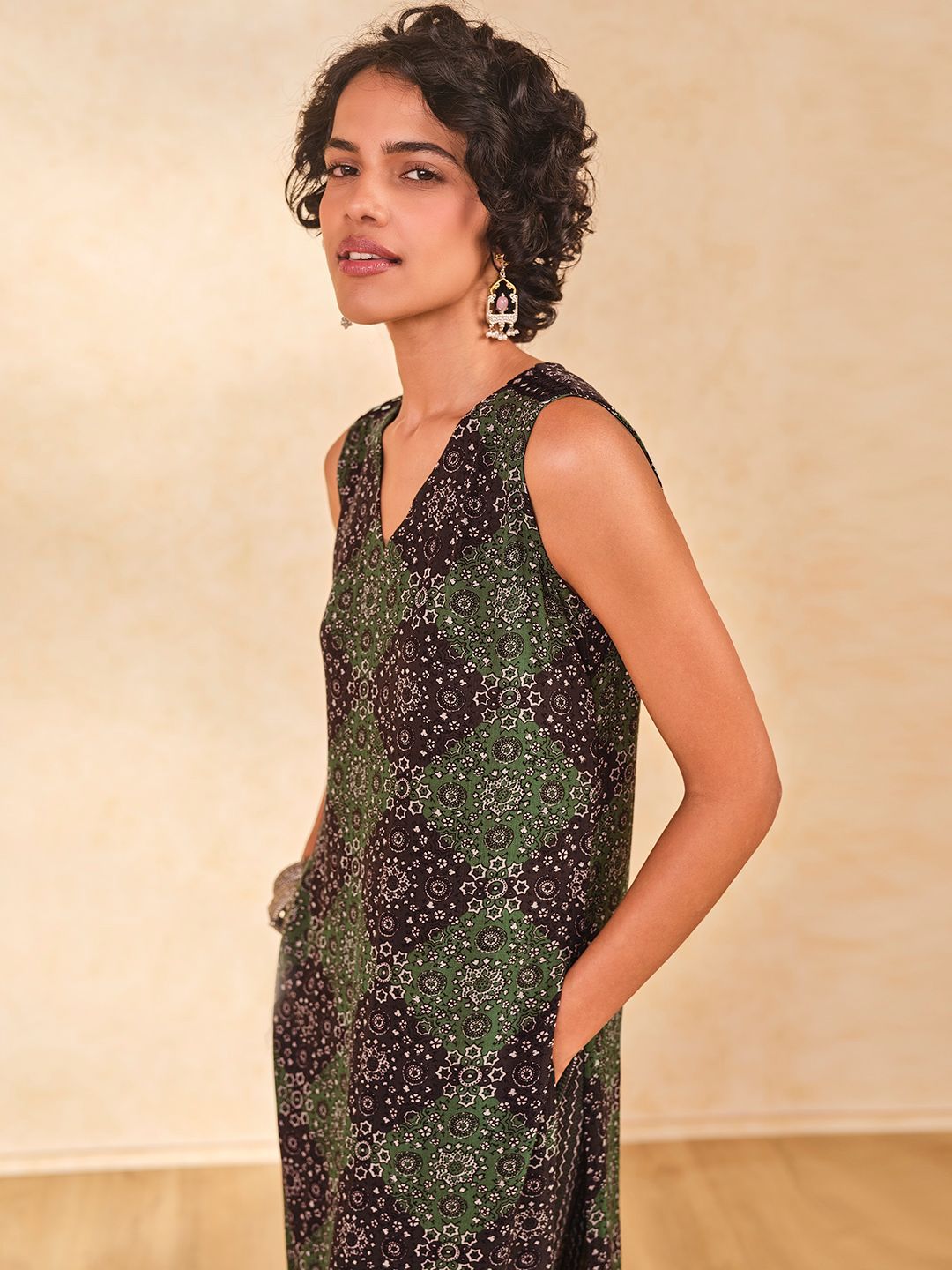 Global Desi Floral Printed V-Neck Kurta With Trousers