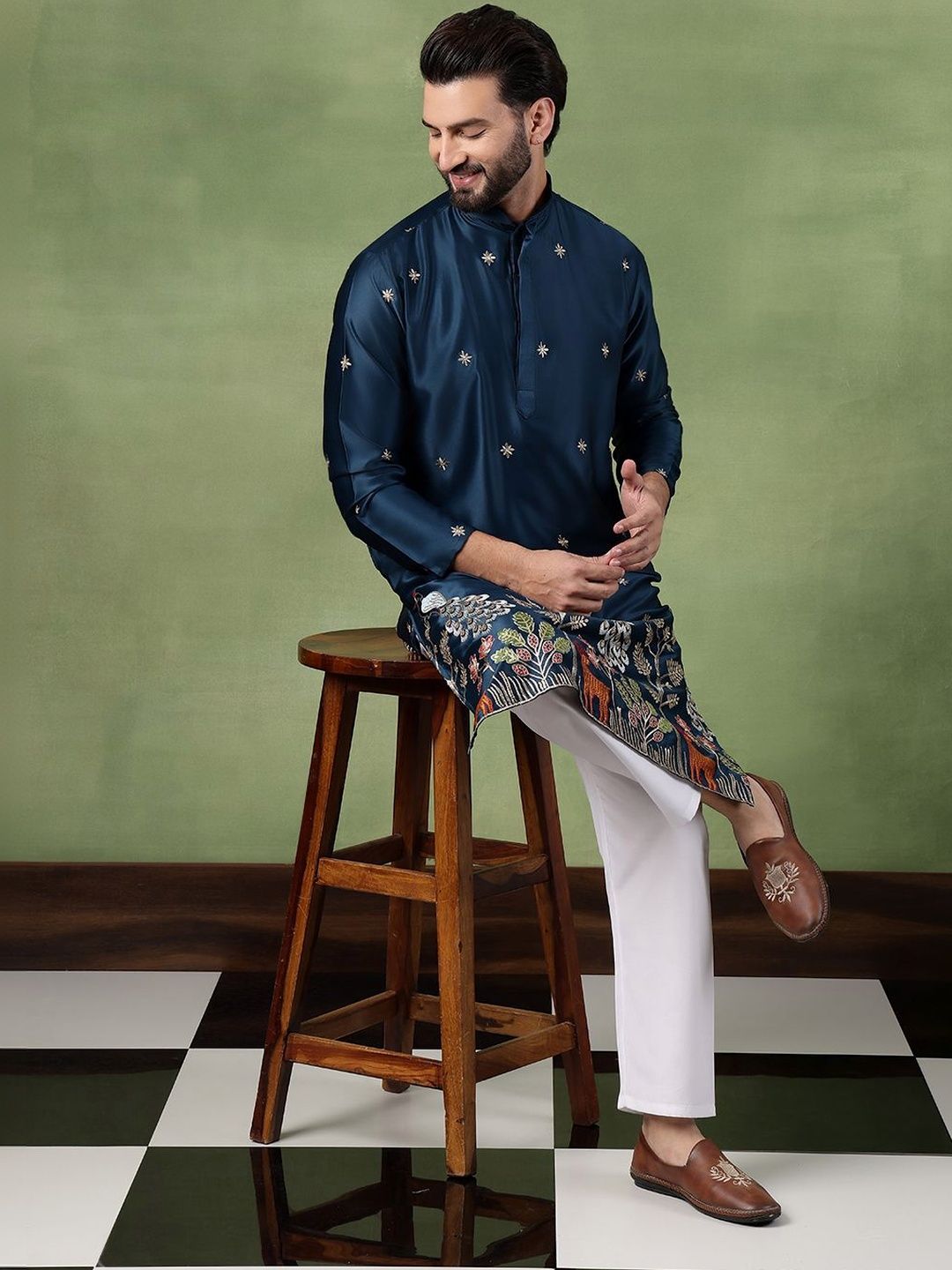 SOJANYA Men Floral Embroidered Thread Work Kurta