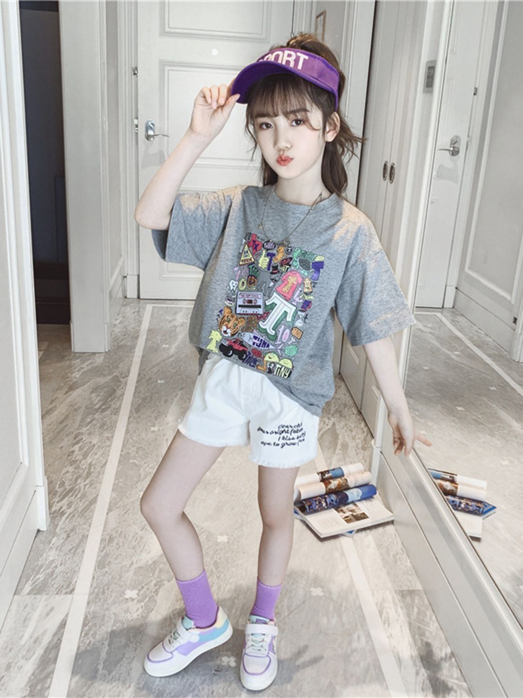 YK Girls Printed V-Neck Applique T-shirt